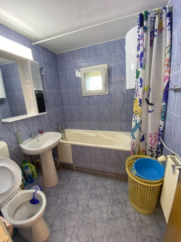 Apartament 4 camere Basarabia - Propietar ! Apartament de 4 camere in Basarabia, reper Mega Mall, confort 1 decomandat, avand suprafata de 88.51mp, cu 2 bai si 2 balcoane. Locuinta este situata la etajul 9 intr-un imobil tip bloc de 10 etaje, construit in anul 1982. Blocul este reabilitat . Apartamentul are vedere in spate si lateral .Finisaje : gresie, faianta, termopane. Incalzire termoficare cu posibitate montare centrala .Recomand aceasta proprietate persoanelor active pentru care o locuinta in apropiere de mijloacele de transport in comun, statie de metrou, centre comerciale, supermarketuri, piete agroalimentare si parcuri. 
1 loc de parcare in spatele blocului 
Apartamentul necesita renovare 
Toate actele in regula !