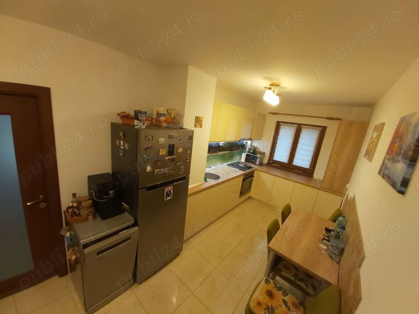 Apartament 4 camere sos Pantelimon - Proprietar, va propun spre achizitie un apartament cu 4 camere situat langa spitalul Sf. Pantelimon. Blocul este semi-stradal, reabilitat termic si detine loc de parcare ADP.
Apartamentul este renovat recent si este situat la etajul 2 dintr-un bloc cu 4 etaje. Are o suprafata 90 mp si este format din 4 camere, 2 grupuri sanitare, 1 balcon, 2 holuri si 1bucatarie. Apartamentul este dotat cu centrala termica pe gaz, tamplarie pvc Gealan 6 camere cu geam tripan, 2 aparate de aer conditionat (12000 btu), toaletele dotate cu bideu, instalatiile electrice si sanitare sunt schimbate (cupru). Apartamentul este foarte bine izolat termic si fonic si se vinde partial mobilat - utilat 
Accesul facil catre centrul capitalei (15 min), statie de metrou Costin Georgian, Mega Mall, parcul Morarilor, parcul Florilor, scoli si gradinita