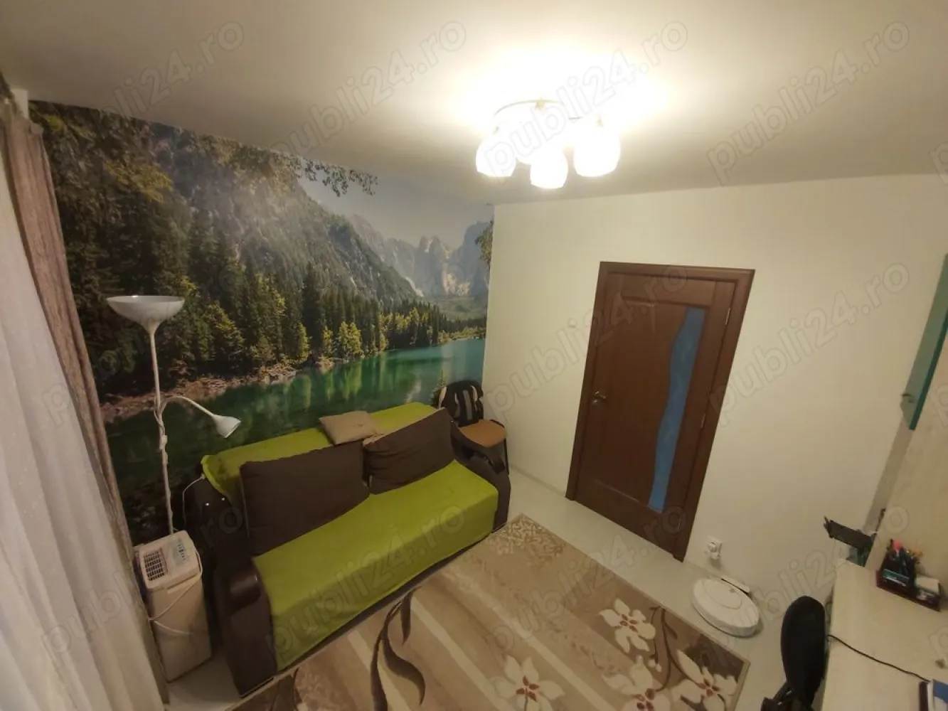 Apartament 4 camere sos Pantelimon - Proprietar, va propun spre achizitie un apartament cu 4 camere situat langa spitalul Sf. Pantelimon. Blocul este semi-stradal, reabilitat termic si detine loc de parcare ADP.
Apartamentul este renovat recent si este situat la etajul 2 dintr-un bloc cu 4 etaje. Are o suprafata 90 mp si este format din 4 camere, 2 grupuri sanitare, 1 balcon, 2 holuri si 1bucatarie. Apartamentul este dotat cu centrala termica pe gaz, tamplarie pvc Gealan 6 camere cu geam tripan, 2 aparate de aer conditionat (12000 btu), toaletele dotate cu bideu, instalatiile electrice si sanitare sunt schimbate (cupru). Apartamentul este foarte bine izolat termic si fonic si se vinde partial mobilat - utilat 
Accesul facil catre centrul capitalei (15 min), statie de metrou Costin Georgian, Mega Mall, parcul Morarilor, parcul Florilor, scoli si gradinita