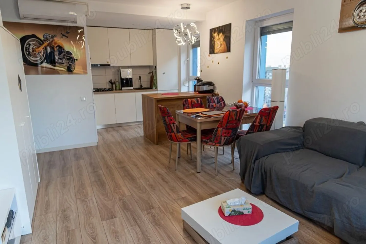 Apartament 4 camere Hercesa - Fara Agentii Imobiliare:
Vanzare apartament cu 4 camere, decomandat, confort lux, situat in zona Basarabia,complex Hercesa Vivenda, intr-un imobil construit in anul 2020 , disponibil la etajul 9 din 11, cu o suprafata de 83 mp, 2 bai, o terasa, o bucatarie open space.
Imobilul este situat in apropiere de metrou Costin Georgian(10min),statie STB,scoli,gradinita,supermarketurile Profi, Lidl,Mega Image,parcul IOR si la 10 minute de MegaMall.
Apartamentul detine doua locuri de parcare si boxa, un loc de parcare este in subteran si unul in suprateran.
Se vinde utilat si mobilat la cheie, aparatura Samsung, filtre aer indoor,filtru apa plus diferite alte echipamente.Blocul are curte interioara ca si loc de joaca penteu copii!
Specificații:
Suprafata
76 m2 + 5 m2 terasa=81 utili
Camere:
4
An constructie
2020
Etaj
9 11
Compartimentare
Decomandat
4 Camere
Cartier
Pantelimon
Propietar, se poate viziona zilnic dupa ora 18:30
Ansamblul rezidențial de blocuri noi Vivenda Residencias din București este un proiect imobiliar inovator situat în sectorul 2, la câteva minute de mers cu mașina de centrul capitalei, ce se bucură de toate avantajele unei vieți urbane.
Amplasat în zona IOR Titan, ansamblul rezidențial Vivenda este extrem de bine localizat din punctul de vedere al mijloacelor de transport în comun. Astfel, în imediata apropiere a complexului se găsește stația de metrou Costin Georgian, precum și mai multe stații de tramvai sau autobuz. De asemenea proiectul de apartamente noi Vivenda Residencias este amplasat aproape de piețe, școli și grădinițe, spitale, mari centre comerciale cum ar fi Complexul Cora Pantelimon (în care se găsesc magazine precum BricoDepot și Mobexpert), Mega Mall și Park Lake, și zone de agrement cum sunt Arena Națională și parcurile Morarilor și IOR Titan.
Toate aceste facilități garantează o excelentă calitate a vieții tuturor celor care aleg să locuiască în ansamblul rezidențial din sectorul 2, Vivenda by Hercesa.