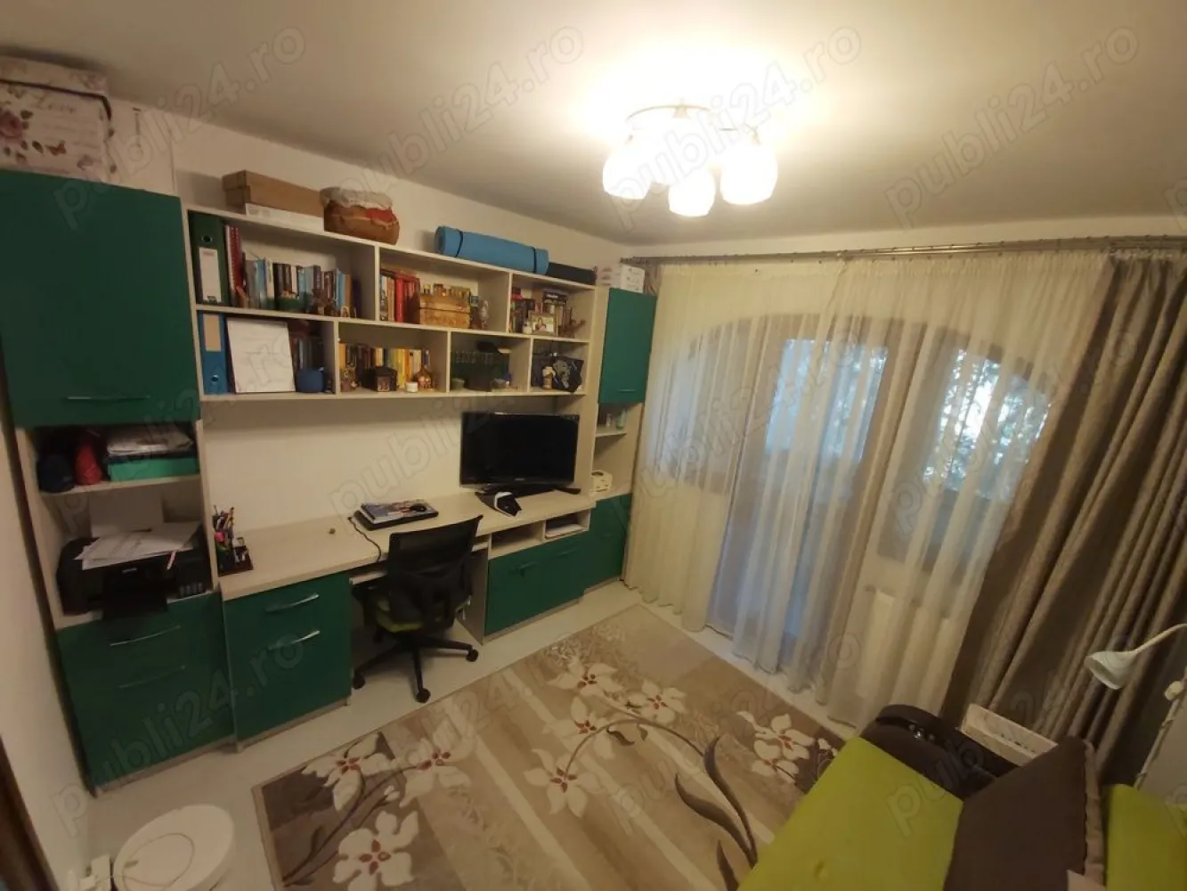 Apartament 4 camere sos Pantelimon - Proprietar, va propun spre achizitie un apartament cu 4 camere situat langa spitalul Sf. Pantelimon. Blocul este semi-stradal, reabilitat termic si detine loc de parcare ADP.
Apartamentul este renovat recent si este situat la etajul 2 dintr-un bloc cu 4 etaje. Are o suprafata 90 mp si este format din 4 camere, 2 grupuri sanitare, 1 balcon, 2 holuri si 1bucatarie. Apartamentul este dotat cu centrala termica pe gaz, tamplarie pvc Gealan 6 camere cu geam tripan, 2 aparate de aer conditionat (12000 btu), toaletele dotate cu bideu, instalatiile electrice si sanitare sunt schimbate (cupru). Apartamentul este foarte bine izolat termic si fonic si se vinde partial mobilat - utilat 
Accesul facil catre centrul capitalei (15 min), statie de metrou Costin Georgian, Mega Mall, parcul Morarilor, parcul Florilor, scoli si gradinita