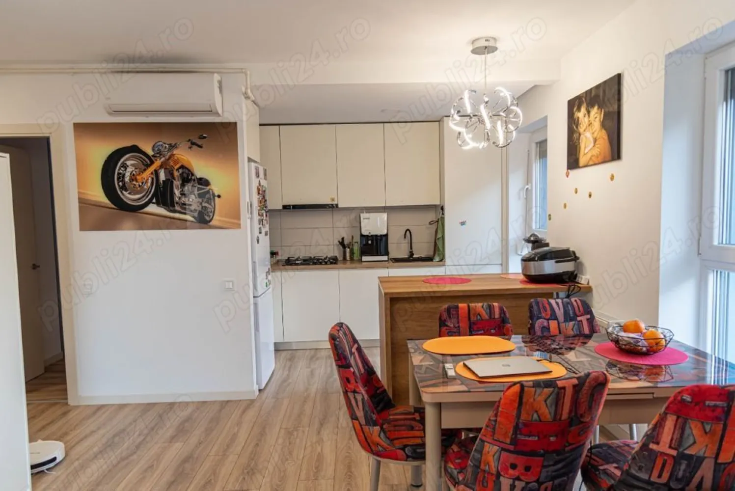 Apartament 4 camere Hercesa - Fara Agentii Imobiliare:
Vanzare apartament cu 4 camere, decomandat, confort lux, situat in zona Basarabia,complex Hercesa Vivenda, intr-un imobil construit in anul 2020 , disponibil la etajul 9 din 11, cu o suprafata de 83 mp, 2 bai, o terasa, o bucatarie open space.
Imobilul este situat in apropiere de metrou Costin Georgian(10min),statie STB,scoli,gradinita,supermarketurile Profi, Lidl,Mega Image,parcul IOR si la 10 minute de MegaMall.
Apartamentul detine doua locuri de parcare si boxa, un loc de parcare este in subteran si unul in suprateran.
Se vinde utilat si mobilat la cheie, aparatura Samsung, filtre aer indoor,filtru apa plus diferite alte echipamente.Blocul are curte interioara ca si loc de joaca penteu copii!
Specificații:
Suprafata
76 m2 + 5 m2 terasa=81 utili
Camere:
4
An constructie
2020
Etaj
9 11
Compartimentare
Decomandat
4 Camere
Cartier
Pantelimon
Propietar, se poate viziona zilnic dupa ora 18:30
Ansamblul rezidențial de blocuri noi Vivenda Residencias din București este un proiect imobiliar inovator situat în sectorul 2, la câteva minute de mers cu mașina de centrul capitalei, ce se bucură de toate avantajele unei vieți urbane.
Amplasat în zona IOR Titan, ansamblul rezidențial Vivenda este extrem de bine localizat din punctul de vedere al mijloacelor de transport în comun. Astfel, în imediata apropiere a complexului se găsește stația de metrou Costin Georgian, precum și mai multe stații de tramvai sau autobuz. De asemenea proiectul de apartamente noi Vivenda Residencias este amplasat aproape de piețe, școli și grădinițe, spitale, mari centre comerciale cum ar fi Complexul Cora Pantelimon (în care se găsesc magazine precum BricoDepot și Mobexpert), Mega Mall și Park Lake, și zone de agrement cum sunt Arena Națională și parcurile Morarilor și IOR Titan.
Toate aceste facilități garantează o excelentă calitate a vieții tuturor celor care aleg să locuiască în ansamblul rezidențial din sectorul 2, Vivenda by Hercesa.
