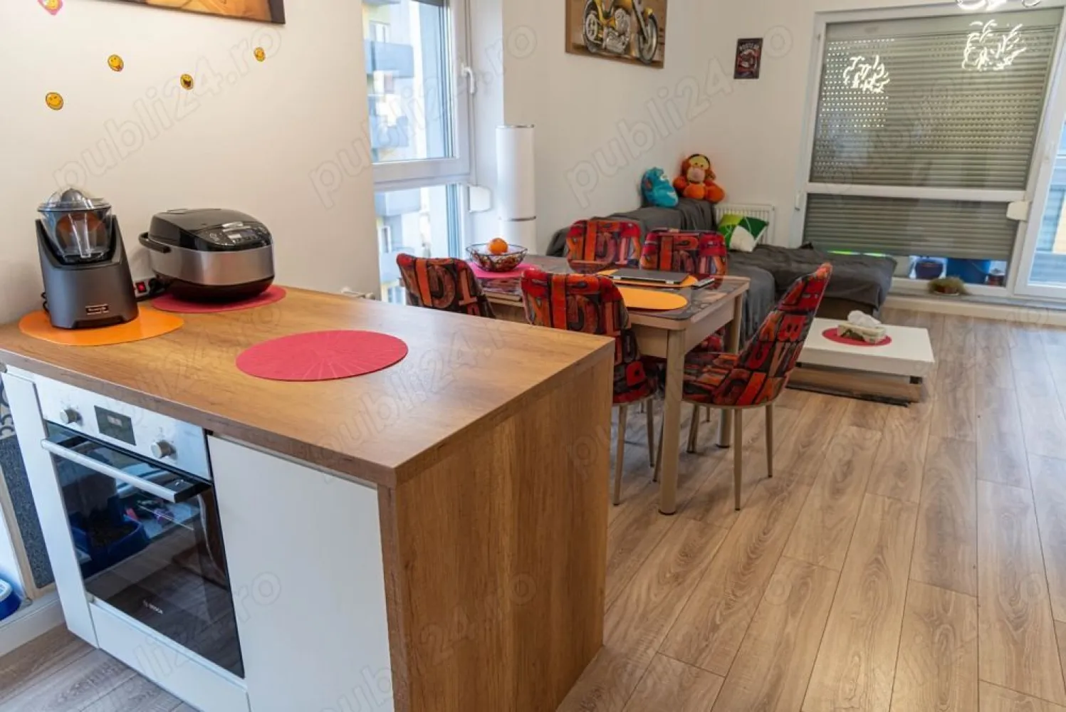 Apartament 4 camere Hercesa - Fara Agentii Imobiliare:
Vanzare apartament cu 4 camere, decomandat, confort lux, situat in zona Basarabia,complex Hercesa Vivenda, intr-un imobil construit in anul 2020 , disponibil la etajul 9 din 11, cu o suprafata de 83 mp, 2 bai, o terasa, o bucatarie open space.
Imobilul este situat in apropiere de metrou Costin Georgian(10min),statie STB,scoli,gradinita,supermarketurile Profi, Lidl,Mega Image,parcul IOR si la 10 minute de MegaMall.
Apartamentul detine doua locuri de parcare si boxa, un loc de parcare este in subteran si unul in suprateran.
Se vinde utilat si mobilat la cheie, aparatura Samsung, filtre aer indoor,filtru apa plus diferite alte echipamente.Blocul are curte interioara ca si loc de joaca penteu copii!
Specificații:
Suprafata
76 m2 + 5 m2 terasa=81 utili
Camere:
4
An constructie
2020
Etaj
9 11
Compartimentare
Decomandat
4 Camere
Cartier
Pantelimon
Propietar, se poate viziona zilnic dupa ora 18:30
Ansamblul rezidențial de blocuri noi Vivenda Residencias din București este un proiect imobiliar inovator situat în sectorul 2, la câteva minute de mers cu mașina de centrul capitalei, ce se bucură de toate avantajele unei vieți urbane.
Amplasat în zona IOR Titan, ansamblul rezidențial Vivenda este extrem de bine localizat din punctul de vedere al mijloacelor de transport în comun. Astfel, în imediata apropiere a complexului se găsește stația de metrou Costin Georgian, precum și mai multe stații de tramvai sau autobuz. De asemenea proiectul de apartamente noi Vivenda Residencias este amplasat aproape de piețe, școli și grădinițe, spitale, mari centre comerciale cum ar fi Complexul Cora Pantelimon (în care se găsesc magazine precum BricoDepot și Mobexpert), Mega Mall și Park Lake, și zone de agrement cum sunt Arena Națională și parcurile Morarilor și IOR Titan.
Toate aceste facilități garantează o excelentă calitate a vieții tuturor celor care aleg să locuiască în ansamblul rezidențial din sectorul 2, Vivenda by Hercesa.