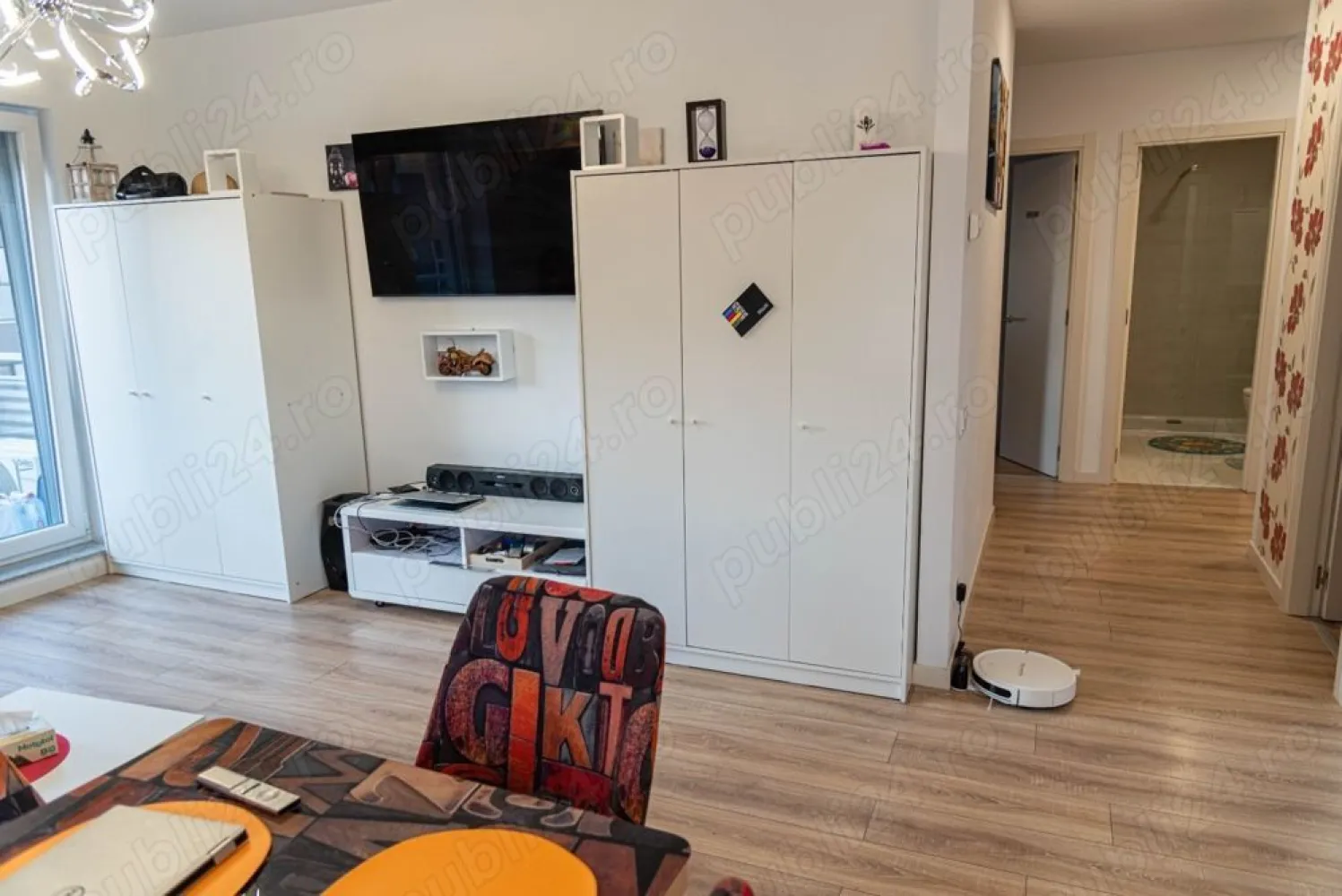 Apartament 4 camere Hercesa - Fara Agentii Imobiliare:
Vanzare apartament cu 4 camere, decomandat, confort lux, situat in zona Basarabia,complex Hercesa Vivenda, intr-un imobil construit in anul 2020 , disponibil la etajul 9 din 11, cu o suprafata de 83 mp, 2 bai, o terasa, o bucatarie open space.
Imobilul este situat in apropiere de metrou Costin Georgian(10min),statie STB,scoli,gradinita,supermarketurile Profi, Lidl,Mega Image,parcul IOR si la 10 minute de MegaMall.
Apartamentul detine doua locuri de parcare si boxa, un loc de parcare este in subteran si unul in suprateran.
Se vinde utilat si mobilat la cheie, aparatura Samsung, filtre aer indoor,filtru apa plus diferite alte echipamente.Blocul are curte interioara ca si loc de joaca penteu copii!
Specificații:
Suprafata
76 m2 + 5 m2 terasa=81 utili
Camere:
4
An constructie
2020
Etaj
9 11
Compartimentare
Decomandat
4 Camere
Cartier
Pantelimon
Propietar, se poate viziona zilnic dupa ora 18:30
Ansamblul rezidențial de blocuri noi Vivenda Residencias din București este un proiect imobiliar inovator situat în sectorul 2, la câteva minute de mers cu mașina de centrul capitalei, ce se bucură de toate avantajele unei vieți urbane.
Amplasat în zona IOR Titan, ansamblul rezidențial Vivenda este extrem de bine localizat din punctul de vedere al mijloacelor de transport în comun. Astfel, în imediata apropiere a complexului se găsește stația de metrou Costin Georgian, precum și mai multe stații de tramvai sau autobuz. De asemenea proiectul de apartamente noi Vivenda Residencias este amplasat aproape de piețe, școli și grădinițe, spitale, mari centre comerciale cum ar fi Complexul Cora Pantelimon (în care se găsesc magazine precum BricoDepot și Mobexpert), Mega Mall și Park Lake, și zone de agrement cum sunt Arena Națională și parcurile Morarilor și IOR Titan.
Toate aceste facilități garantează o excelentă calitate a vieții tuturor celor care aleg să locuiască în ansamblul rezidențial din sectorul 2, Vivenda by Hercesa.