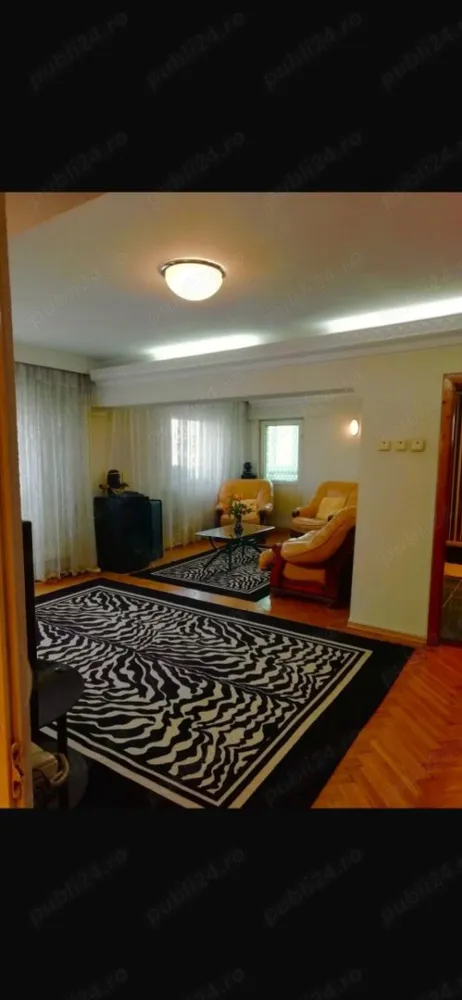 PROPRIETAR,Apartament cu 5 camere decomandat, duplex, et.4 si 5 .Bld. luliu maniu - PROPRIETAR Ofer spre vanzare un apartament de 5 camere, confort 1, decomandat, tip duplex, cu o suprafata utila de 116 mp si totala de 131 mp, situat la etajele 4+5, intr-un bloc construit in anul 1992 si reabilitat in 2024 din zona Militari Pacii, la aproximativ 3 minute de statia de metrou. Apartamentul dispune de gresie, faianta, parchet, usi interior din lemn si pvc, 4 balcoane, boxa de 6 mp situata pe palier, spatiu de depozitare sub casa scarii, doua bai, doua debarale, geamuri termopan la exterior, tamplarie din lemn la interior, fiind compartimentat astfel : Nivelul 4 : * hol acces * bucatarie * hol * sufragerie unita cu dormitorul * baie cu cabina de dus si geam * logie si balcon Nivelul 5 : * casa scarii * hol de acces catre primul dormitor. * trei dormitoare decomandate * hol generos * baie cu cada si geam * doua balcoane * boxa Apartamentul se afla situat stradal, cu vedere pe Iuliu Maniu, a fost renovat complet, avand instalatia electrica si cea sanitara schimbate, calorifere noi, parchet din lemn masiv lacuit, patru aparate de aer conditionat, usa de acces Motura cu sistem antiefractie, sistem de alarma. Blocul este reabilitat, scara este curata, avand ferestre la fiecare palier, fara lift. Acces la mijloace de transport in comun, magazine, banci, Scoala, Autogara Militari. La 10 minute de Mall Plaza. Imobilul se vinde partial mobilat si utilat!