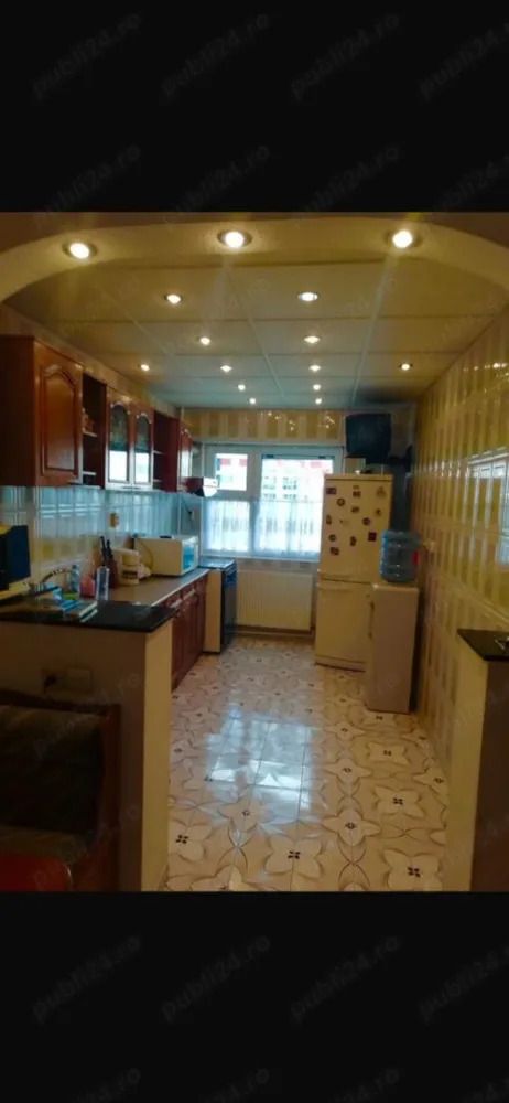 PROPRIETAR,Apartament cu 5 camere decomandat, duplex, et.4 si 5 .Bld. luliu maniu - PROPRIETAR Ofer spre vanzare un apartament de 5 camere, confort 1, decomandat, tip duplex, cu o suprafata utila de 116 mp si totala de 131 mp, situat la etajele 4+5, intr-un bloc construit in anul 1992 si reabilitat in 2024 din zona Militari Pacii, la aproximativ 3 minute de statia de metrou. Apartamentul dispune de gresie, faianta, parchet, usi interior din lemn si pvc, 4 balcoane, boxa de 6 mp situata pe palier, spatiu de depozitare sub casa scarii, doua bai, doua debarale, geamuri termopan la exterior, tamplarie din lemn la interior, fiind compartimentat astfel : Nivelul 4 : * hol acces * bucatarie * hol * sufragerie unita cu dormitorul * baie cu cabina de dus si geam * logie si balcon Nivelul 5 : * casa scarii * hol de acces catre primul dormitor. * trei dormitoare decomandate * hol generos * baie cu cada si geam * doua balcoane * boxa Apartamentul se afla situat stradal, cu vedere pe Iuliu Maniu, a fost renovat complet, avand instalatia electrica si cea sanitara schimbate, calorifere noi, parchet din lemn masiv lacuit, patru aparate de aer conditionat, usa de acces Motura cu sistem antiefractie, sistem de alarma. Blocul este reabilitat, scara este curata, avand ferestre la fiecare palier, fara lift. Acces la mijloace de transport in comun, magazine, banci, Scoala, Autogara Militari. La 10 minute de Mall Plaza. Imobilul se vinde partial mobilat si utilat!