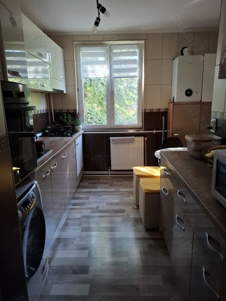 Apartament 4 camere, decomandat, 80.94 mp - Vând apartament 4 camere, decomandat, confort 1, 2 bai, pe strada Izvorul Crișului, sector 4. Apartamentul este la etajul 2 4, intr-un bloc construit în anul 1974. 

Imbunatatiri: centrala termica, geamuri termopan, ușa metalica, 3 aparate aer condiționat, loc de parcare

Proximitate: 15-17 min pe jos pana la metrou Constantin Brancoveanu sau metrou Piață Sudului. 

Apartamentul se vinde mobilat și utilat complet.