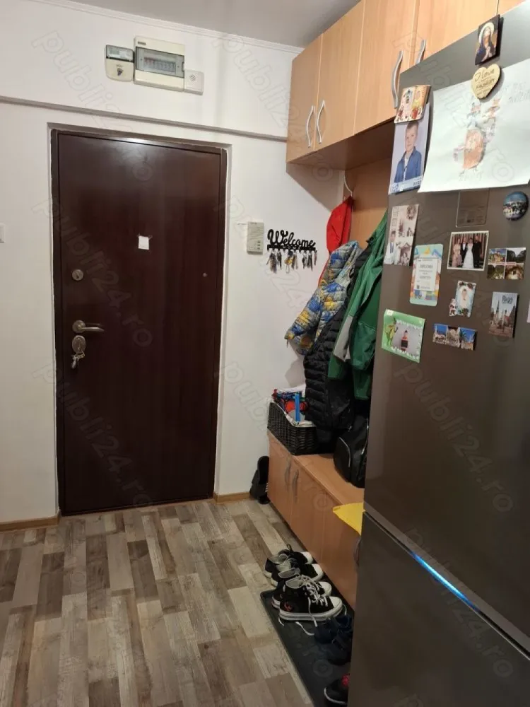 Apartament 4 camere, decomandat, 80.94 mp - Vând apartament 4 camere, decomandat, confort 1, 2 bai, pe strada Izvorul Crișului, sector 4. Apartamentul este la etajul 2 4, intr-un bloc construit în anul 1974. 

Imbunatatiri: centrala termica, geamuri termopan, ușa metalica, 3 aparate aer condiționat, loc de parcare

Proximitate: 15-17 min pe jos pana la metrou Constantin Brancoveanu sau metrou Piață Sudului. 

Apartamentul se vinde mobilat și utilat complet.