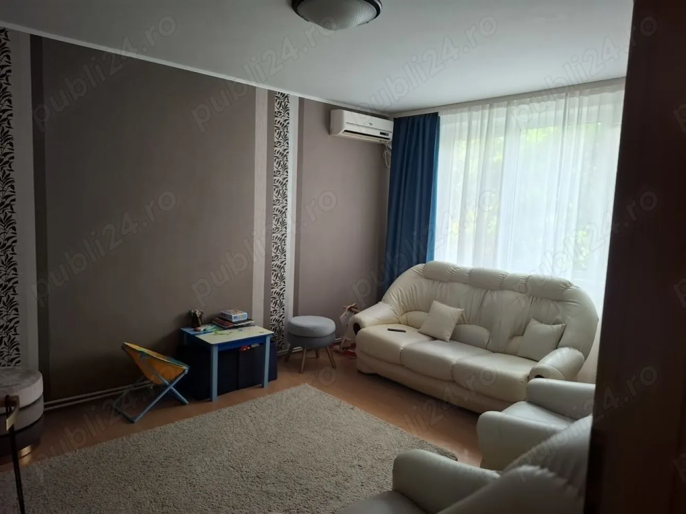 Apartament 4 camere, decomandat, 80.94 mp - Vând apartament 4 camere, decomandat, confort 1, 2 bai, pe strada Izvorul Crișului, sector 4. Apartamentul este la etajul 2 4, intr-un bloc construit în anul 1974. 

Imbunatatiri: centrala termica, geamuri termopan, ușa metalica, 3 aparate aer condiționat, loc de parcare

Proximitate: 15-17 min pe jos pana la metrou Constantin Brancoveanu sau metrou Piață Sudului. 

Apartamentul se vinde mobilat și utilat complet.