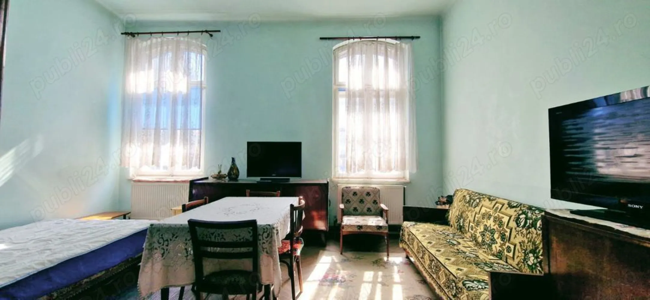 Vânzare apartament cu 4 camere Calea Floreascs - Proprietar, vând apartament cu 4 camere, Calea Floreasca, în vilă cu curte interioară, nerenovat, cu suprafața de 89 mp, vis a vis de Spitalul de urgență. 
Preț - 140000 euro. 
Imobilul este construit în 1940, are forma de U și curte interioară. Apartamentul se află la etajul 1 si este compus dintr-un living de 22 mp, trei dormitoare de 14 și de 12 mp, bucătărie de 17 mp, cămară, baie și toaletă, hol, boxă, un balcon cu vedere spre curtea interioară, care poate fi inchis
și un balcon franțuzesc către exterior. Camerele sunt înalte, luminoase, spațioase, cu pereti groși care izolează perfect. 
Apartamentul se pretează atat pentru uz rezidențial, cât și pentru un cabinet de terapie, sau office.
Vă puteți pune amprenta asupra apartamentului folosind în renovare geamurile, ușile și parchetul de lemn originale sau puteți moderniza spațiul în funcție de preferințe.