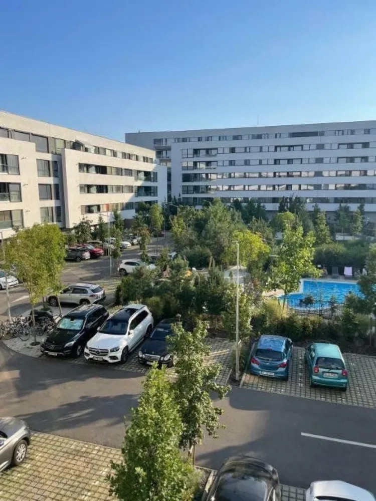 APARTAMENT 4 CAMERE ATRIA URBAN RESORT - Cartierul Atria este rezultatul unei viziuni şi din nevoia acută pentru o calitate a locuirii mai bună în urma dezvoltărilor haotice din Capitală. Conceputul de -resort urban- pe care îl integrează se evidenţiază prin spaţiile ample între clădiri, o dezvoltare predictibilă cu o vegetaţie bogată şi unde proiectul peisagistic aduce natura acasă în beneficiul rezidenţilor.
75% din suprafaţa complexului găzduieşte zone cu piscine, spaţii verzi, alei, piaţete, parcuri şi necesarul de accese şi parcaje. Sunt multe motive pentru care să vii la Atria.
Apartamentul de 4 camere se situeaza in ansamblul rezidential ATRIA URBAN RESORT, faza 2-finalizata , este disponibil imediat si are o priveliste extraordinar de frumoasa.
Optional loc de parcare 7500 Eur.