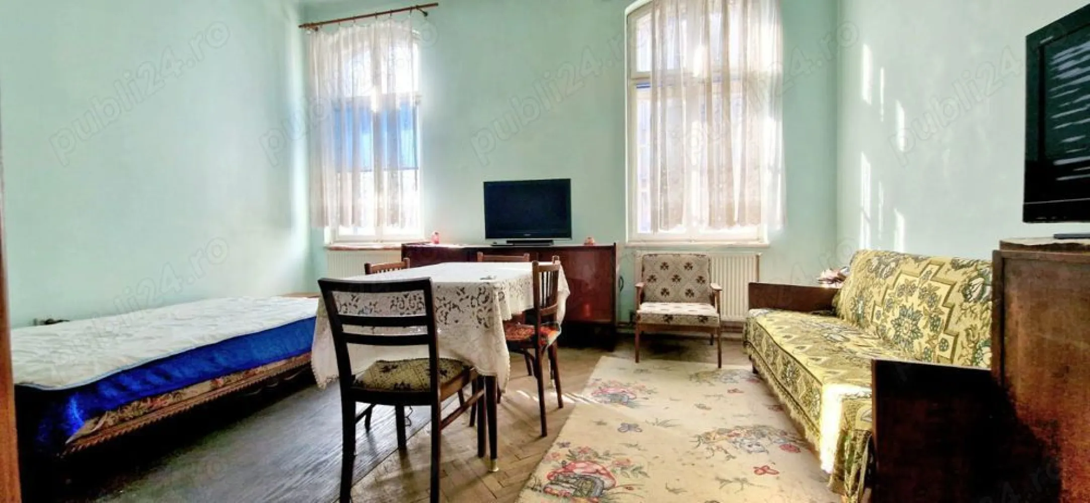 Vânzare apartament cu 4 camere Calea Floreascs - Proprietar, vând apartament cu 4 camere, Calea Floreasca, în vilă cu curte interioară, nerenovat, cu suprafața de 89 mp, vis a vis de Spitalul de urgență. 
Preț - 140000 euro. 
Imobilul este construit în 1940, are forma de U și curte interioară. Apartamentul se află la etajul 1 si este compus dintr-un living de 22 mp, trei dormitoare de 14 și de 12 mp, bucătărie de 17 mp, cămară, baie și toaletă, hol, boxă, un balcon cu vedere spre curtea interioară, care poate fi inchis
și un balcon franțuzesc către exterior. Camerele sunt înalte, luminoase, spațioase, cu pereti groși care izolează perfect. 
Apartamentul se pretează atat pentru uz rezidențial, cât și pentru un cabinet de terapie, sau office.
Vă puteți pune amprenta asupra apartamentului folosind în renovare geamurile, ușile și parchetul de lemn originale sau puteți moderniza spațiul în funcție de preferințe.