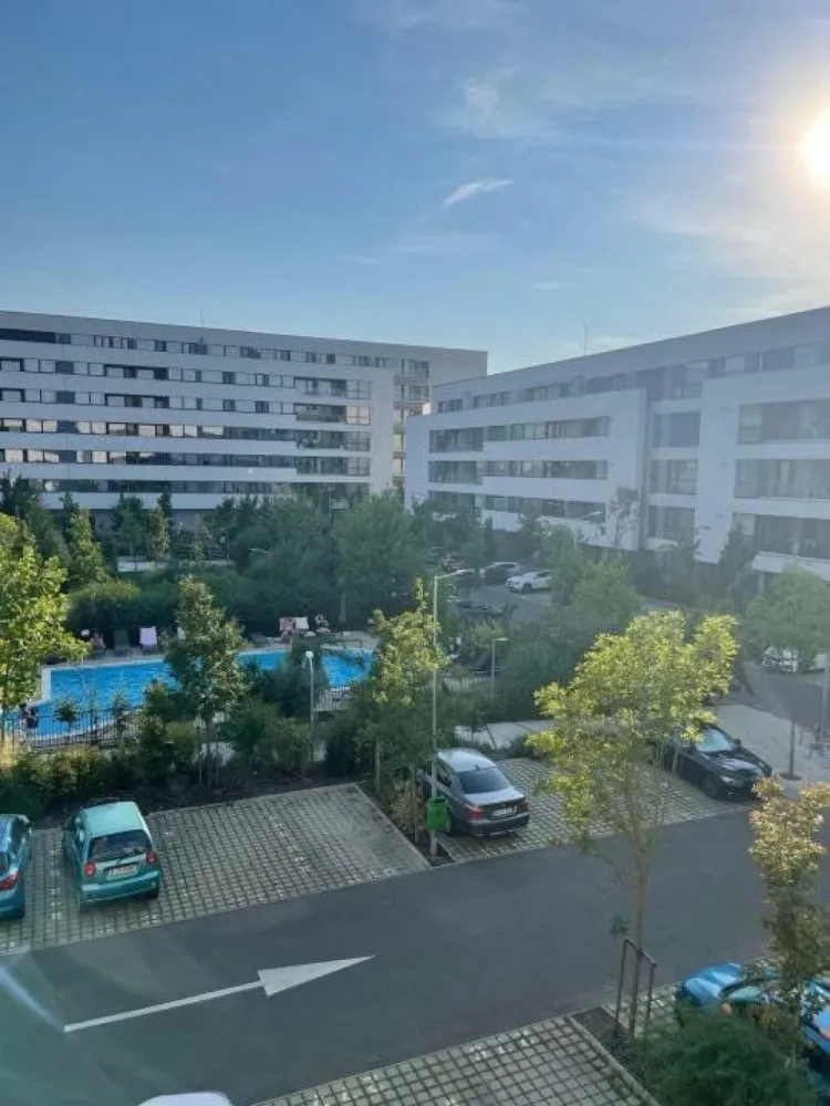 APARTAMENT 4 CAMERE ATRIA URBAN RESORT - Cartierul Atria este rezultatul unei viziuni şi din nevoia acută pentru o calitate a locuirii mai bună în urma dezvoltărilor haotice din Capitală. Conceputul de -resort urban- pe care îl integrează se evidenţiază prin spaţiile ample între clădiri, o dezvoltare predictibilă cu o vegetaţie bogată şi unde proiectul peisagistic aduce natura acasă în beneficiul rezidenţilor.
75% din suprafaţa complexului găzduieşte zone cu piscine, spaţii verzi, alei, piaţete, parcuri şi necesarul de accese şi parcaje. Sunt multe motive pentru care să vii la Atria.
Apartamentul de 4 camere se situeaza in ansamblul rezidential ATRIA URBAN RESORT, faza 2-finalizata , este disponibil imediat si are o priveliste extraordinar de frumoasa.
Optional loc de parcare 7500 Eur.