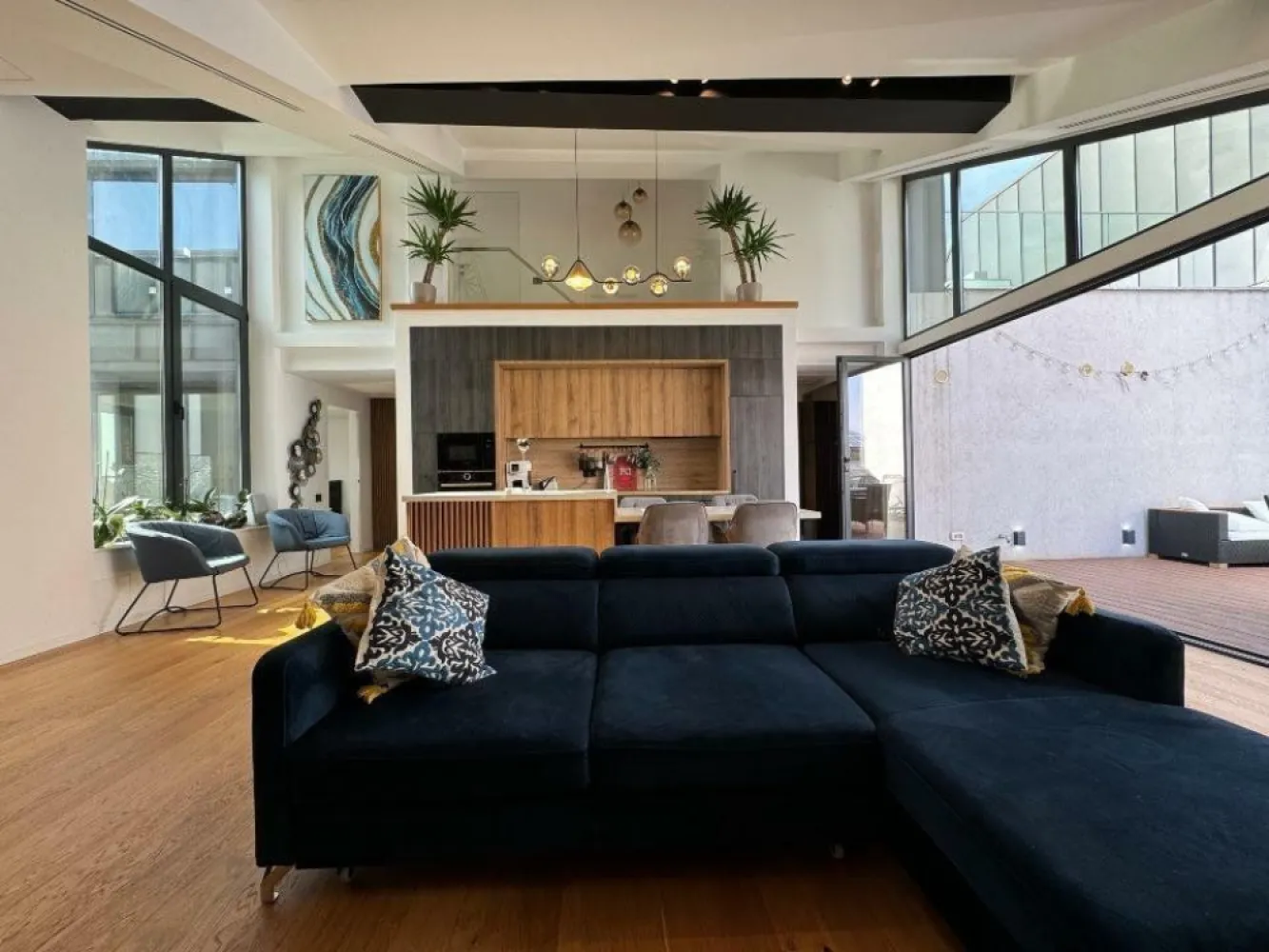 Superb duplex cu 4 camere şi terase mari - Descoperiţi acest duplex minunat de 190mÂ˛ (129mÂ˛ utili şi 60mÂ˛ terase), conceput pentru a oferi confort, spaţiu şi linişte întregii familii. 
Situat într-un mediu liniştit şi sigur, la marginea pădurii Băneasa, această proprietate rară combină liniştea naturii cu proximitatea faţă de facilităţile din Bucureşti, la doar 15 minute de centrul oraşului.
Caracteristici principale:
* 3 dormitoare spaţioase, inclusiv o suită matrimonială cu un dressing imens şi o baie luminoasă.
* 2 băi moderne.
* Living mare cu bucătărie deschisă, ideal pentru momente de convivialitate în familie.
* Înălţime a tavanului de peste 5 metri, creând spaţii generoase, scăldate în lumină naturală.
* Trei terase mari, inclusiv una imensă de 45mÂ˛ la parter, perfectă pentru grătare în familie, o terasă de 15mÂ˛ la etaj, pregătită pentru instalarea unui jacuzzi (racorduri şi postament existente), pentru a vă bucura de momente de relaxare în intimitate, şi o grădină 
* O spălătoria echipată
* Mediu rezidenţial foarte liniştit şi sigur, ideal pentru familii, cu locuri de joacă în apropiere şi trafic redus.
În preţ sunt incluse două locuri de parcare subteraneÂ şiÂ o boxa închis, pentru un plus de confort şi securitate.
O oportunitate de neratat!Â Contactaţi-ne acum pentru a organiza o vizionare şi lăsaţi-vă seduşi de acest mediu excepţional.