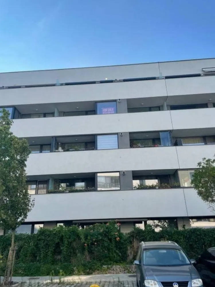 APARTAMENT 4 CAMERE ATRIA URBAN RESORT - Cartierul Atria este rezultatul unei viziuni şi din nevoia acută pentru o calitate a locuirii mai bună în urma dezvoltărilor haotice din Capitală. Conceputul de -resort urban- pe care îl integrează se evidenţiază prin spaţiile ample între clădiri, o dezvoltare predictibilă cu o vegetaţie bogată şi unde proiectul peisagistic aduce natura acasă în beneficiul rezidenţilor.
75% din suprafaţa complexului găzduieşte zone cu piscine, spaţii verzi, alei, piaţete, parcuri şi necesarul de accese şi parcaje. Sunt multe motive pentru care să vii la Atria.
Apartamentul de 4 camere se situeaza in ansamblul rezidential ATRIA URBAN RESORT, faza 2-finalizata , este disponibil imediat si are o priveliste extraordinar de frumoasa.
Optional loc de parcare 7500 Eur.