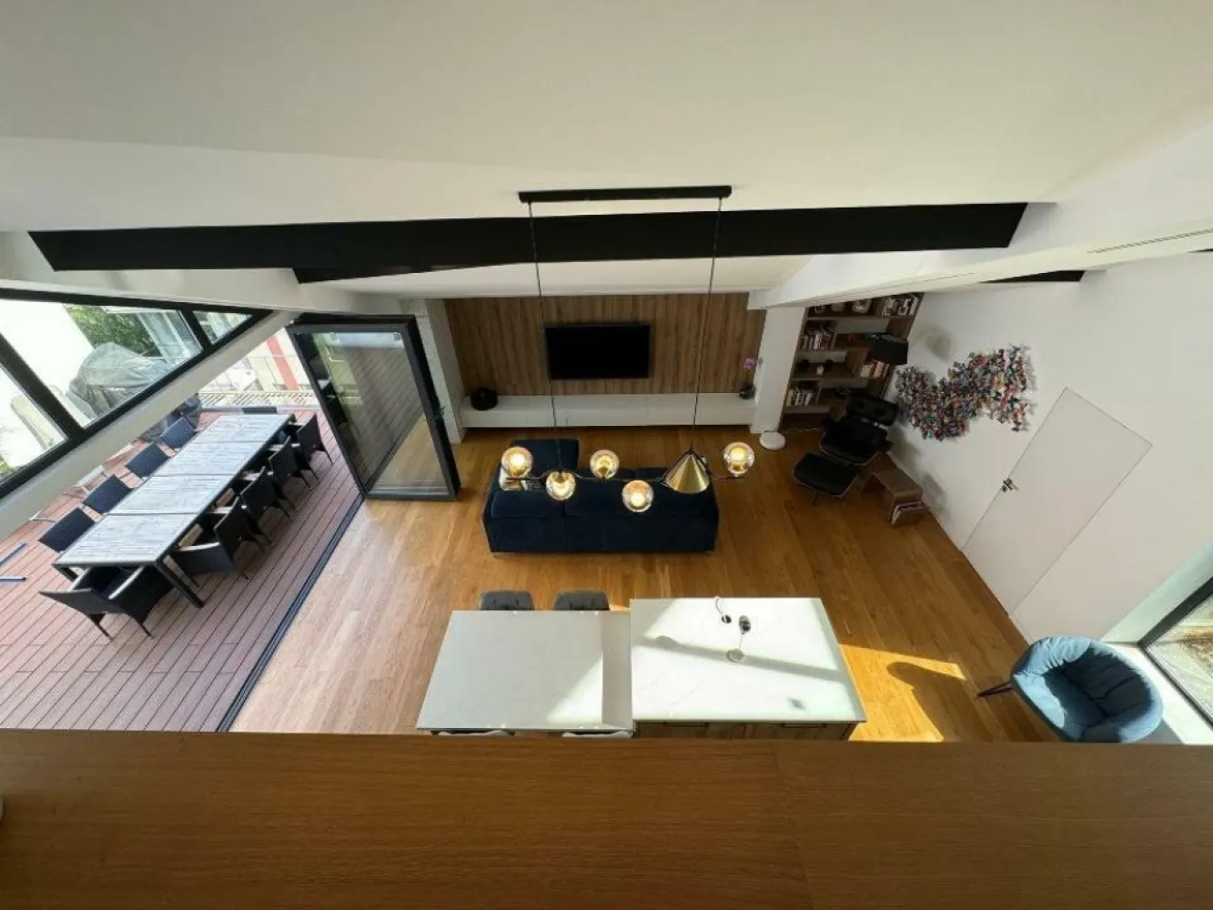 Superb duplex cu 4 camere şi terase mari - Descoperiţi acest duplex minunat de 190mÂ˛ (129mÂ˛ utili şi 60mÂ˛ terase), conceput pentru a oferi confort, spaţiu şi linişte întregii familii. 
Situat într-un mediu liniştit şi sigur, la marginea pădurii Băneasa, această proprietate rară combină liniştea naturii cu proximitatea faţă de facilităţile din Bucureşti, la doar 15 minute de centrul oraşului.
Caracteristici principale:
* 3 dormitoare spaţioase, inclusiv o suită matrimonială cu un dressing imens şi o baie luminoasă.
* 2 băi moderne.
* Living mare cu bucătărie deschisă, ideal pentru momente de convivialitate în familie.
* Înălţime a tavanului de peste 5 metri, creând spaţii generoase, scăldate în lumină naturală.
* Trei terase mari, inclusiv una imensă de 45mÂ˛ la parter, perfectă pentru grătare în familie, o terasă de 15mÂ˛ la etaj, pregătită pentru instalarea unui jacuzzi (racorduri şi postament existente), pentru a vă bucura de momente de relaxare în intimitate, şi o grădină 
* O spălătoria echipată
* Mediu rezidenţial foarte liniştit şi sigur, ideal pentru familii, cu locuri de joacă în apropiere şi trafic redus.
În preţ sunt incluse două locuri de parcare subteraneÂ şiÂ o boxa închis, pentru un plus de confort şi securitate.
O oportunitate de neratat!Â Contactaţi-ne acum pentru a organiza o vizionare şi lăsaţi-vă seduşi de acest mediu excepţional.