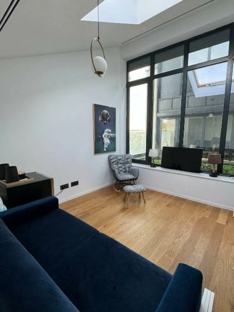 Superb duplex cu 4 camere şi terase mari - Descoperiţi acest duplex minunat de 190mÂ˛ (129mÂ˛ utili şi 60mÂ˛ terase), conceput pentru a oferi confort, spaţiu şi linişte întregii familii. 
Situat într-un mediu liniştit şi sigur, la marginea pădurii Băneasa, această proprietate rară combină liniştea naturii cu proximitatea faţă de facilităţile din Bucureşti, la doar 15 minute de centrul oraşului.
Caracteristici principale:
* 3 dormitoare spaţioase, inclusiv o suită matrimonială cu un dressing imens şi o baie luminoasă.
* 2 băi moderne.
* Living mare cu bucătărie deschisă, ideal pentru momente de convivialitate în familie.
* Înălţime a tavanului de peste 5 metri, creând spaţii generoase, scăldate în lumină naturală.
* Trei terase mari, inclusiv una imensă de 45mÂ˛ la parter, perfectă pentru grătare în familie, o terasă de 15mÂ˛ la etaj, pregătită pentru instalarea unui jacuzzi (racorduri şi postament existente), pentru a vă bucura de momente de relaxare în intimitate, şi o grădină 
* O spălătoria echipată
* Mediu rezidenţial foarte liniştit şi sigur, ideal pentru familii, cu locuri de joacă în apropiere şi trafic redus.
În preţ sunt incluse două locuri de parcare subteraneÂ şiÂ o boxa închis, pentru un plus de confort şi securitate.
O oportunitate de neratat!Â Contactaţi-ne acum pentru a organiza o vizionare şi lăsaţi-vă seduşi de acest mediu excepţional.