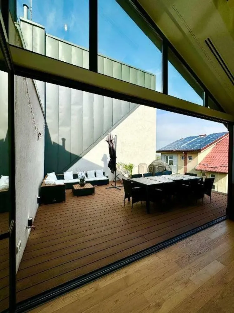 Superb duplex cu 4 camere şi terase mari - Descoperiţi acest duplex minunat de 190mÂ˛ (129mÂ˛ utili şi 60mÂ˛ terase), conceput pentru a oferi confort, spaţiu şi linişte întregii familii. 
Situat într-un mediu liniştit şi sigur, la marginea pădurii Băneasa, această proprietate rară combină liniştea naturii cu proximitatea faţă de facilităţile din Bucureşti, la doar 15 minute de centrul oraşului.
Caracteristici principale:
* 3 dormitoare spaţioase, inclusiv o suită matrimonială cu un dressing imens şi o baie luminoasă.
* 2 băi moderne.
* Living mare cu bucătărie deschisă, ideal pentru momente de convivialitate în familie.
* Înălţime a tavanului de peste 5 metri, creând spaţii generoase, scăldate în lumină naturală.
* Trei terase mari, inclusiv una imensă de 45mÂ˛ la parter, perfectă pentru grătare în familie, o terasă de 15mÂ˛ la etaj, pregătită pentru instalarea unui jacuzzi (racorduri şi postament existente), pentru a vă bucura de momente de relaxare în intimitate, şi o grădină 
* O spălătoria echipată
* Mediu rezidenţial foarte liniştit şi sigur, ideal pentru familii, cu locuri de joacă în apropiere şi trafic redus.
În preţ sunt incluse două locuri de parcare subteraneÂ şiÂ o boxa închis, pentru un plus de confort şi securitate.
O oportunitate de neratat!Â Contactaţi-ne acum pentru a organiza o vizionare şi lăsaţi-vă seduşi de acest mediu excepţional.