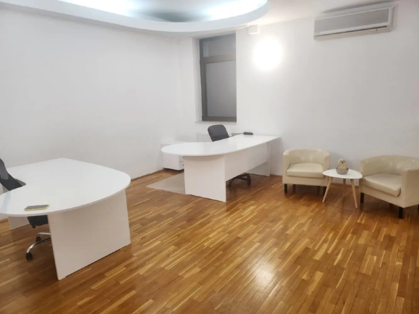 BRASADAS vinde ap 4 cam Primaverii - eleganta si confort. - Agentia Imobiliara BRASADAS vinde apartament situat in cartierul Primaverii. Cu o suprafata utila de 137.36 mp si o suprafata totala de 154.96 mp.

Suprafata utila: 137.36 mp, ideal compartimentata pentru a oferi functionalitate si stil. Suprafata totala (incl. balcon & scara): 154.96 mp, oferind un plus de spatiu pentru relaxare.

La doar cativa pasi de parcurile Herastrau si Bordei, perfecte pentru plimbari in aer liber, jogging sau activitati de recreere.

Aproape de centre comerciale, restaurante de top, scoli internationale si centre de afaceri, acest apartament este ideal pentru un stil de viata dinamic si sofisticat.

Pozitionarea in Zona Primaverii asigura acces rapid catre centrul orasului si principalele puncte de interes din Bucuresti.

Acest apartament este perfect atat pentru locuinta personala, cat si pentru investitie, avand in vedere prestigiul zonei si cererea ridicata pentru proprietati premium in aceasta zona.

www.brasadas.com.