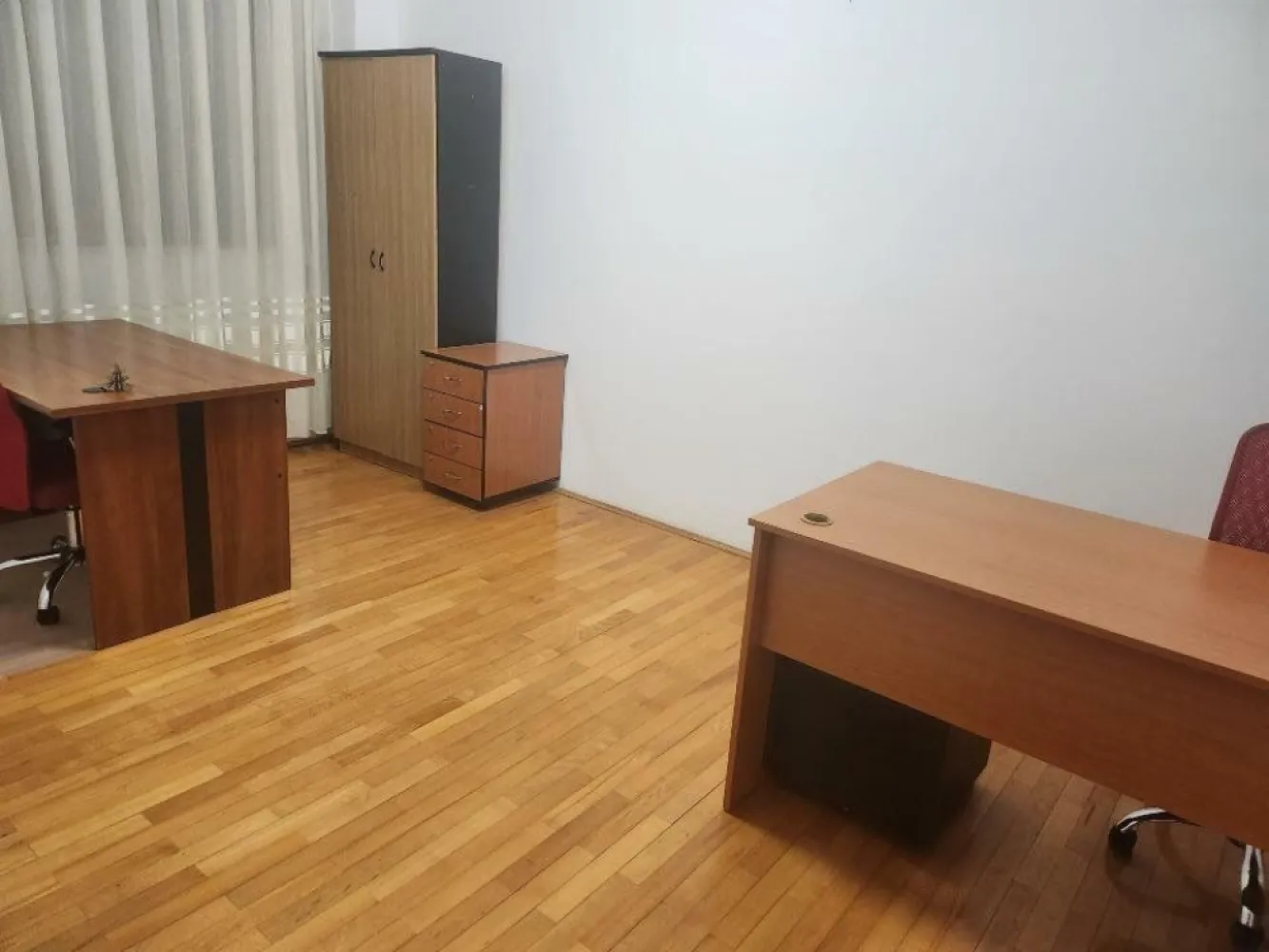 BRASADAS vinde ap 4 cam Primaverii - eleganta si confort. - Agentia Imobiliara BRASADAS vinde apartament situat in cartierul Primaverii. Cu o suprafata utila de 137.36 mp si o suprafata totala de 154.96 mp.

Suprafata utila: 137.36 mp, ideal compartimentata pentru a oferi functionalitate si stil. Suprafata totala (incl. balcon & scara): 154.96 mp, oferind un plus de spatiu pentru relaxare.

La doar cativa pasi de parcurile Herastrau si Bordei, perfecte pentru plimbari in aer liber, jogging sau activitati de recreere.

Aproape de centre comerciale, restaurante de top, scoli internationale si centre de afaceri, acest apartament este ideal pentru un stil de viata dinamic si sofisticat.

Pozitionarea in Zona Primaverii asigura acces rapid catre centrul orasului si principalele puncte de interes din Bucuresti.

Acest apartament este perfect atat pentru locuinta personala, cat si pentru investitie, avand in vedere prestigiul zonei si cererea ridicata pentru proprietati premium in aceasta zona.

www.brasadas.com.