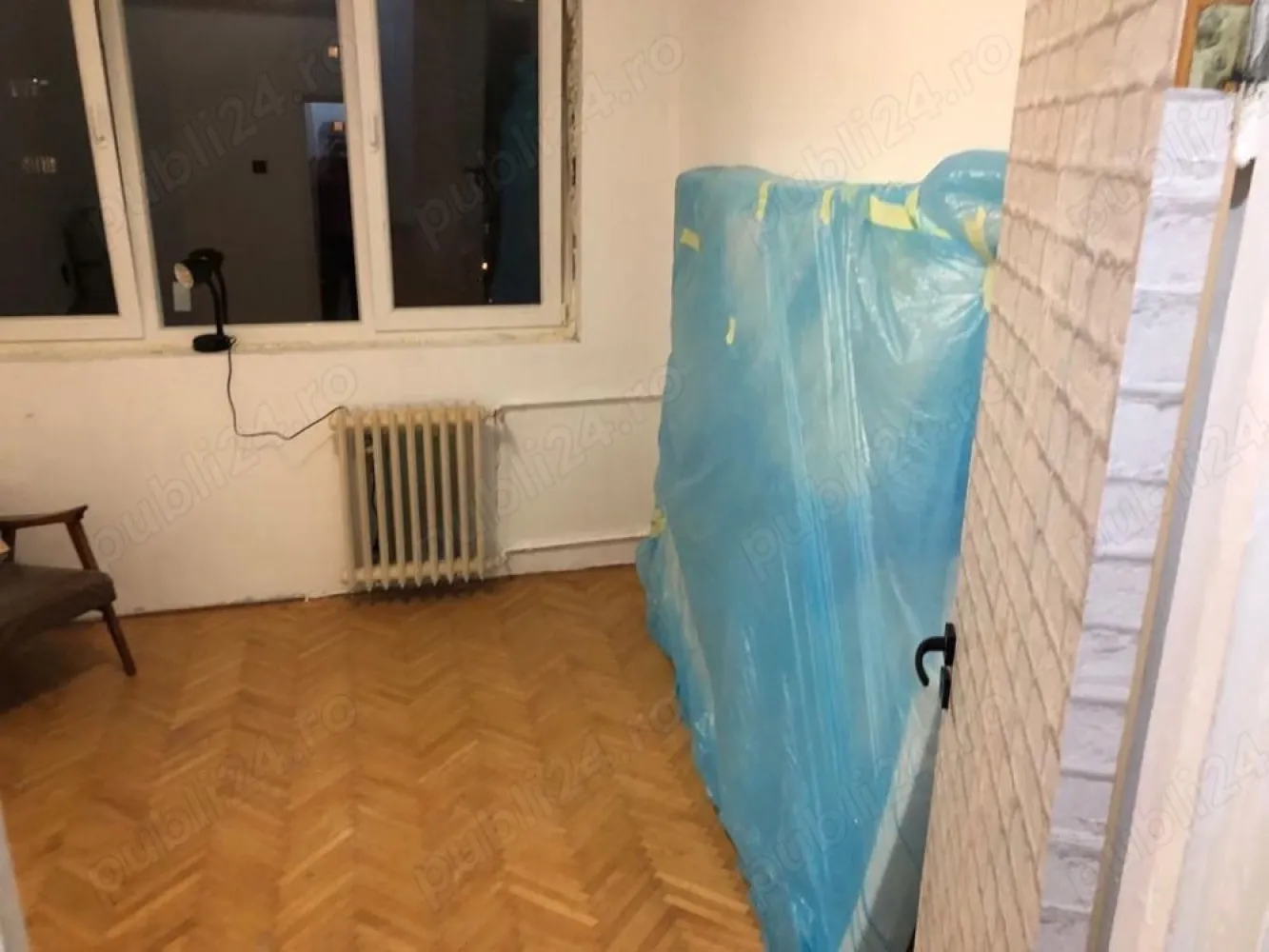 Apartament Apusului 4 camere - Proprietar- Apartament strada Apusului
Suprafata de 65mp, semidecomandat- necesita renovare(termopane recent schimbate)
4 camere-1 baie+ baie de serviciu+ balcon inchis 
In fata blocului statia de autobuz Aragonitului, imediata apropiere policlinica, scoli, supermarket.
Etaj 6 din 10->lift funcțional 
An 1973
La 10 15 min de metrou Gorjului și de la Păcii
Pereti izolati termic pe interior 
69.900 

Pt detalii vizionari sunați la nr 393271855972