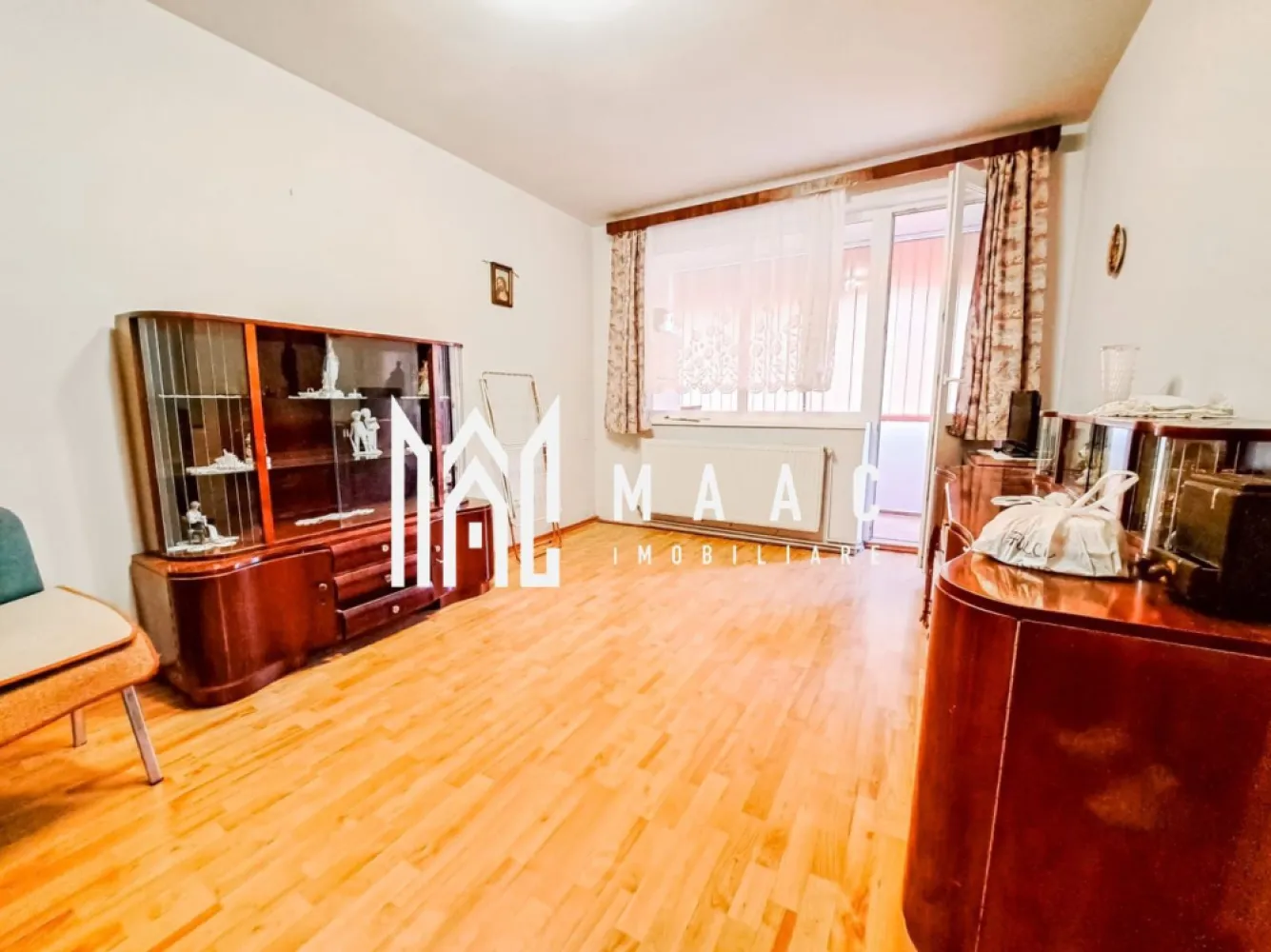 Apartament 2 Camere | Parter | Mihai Viteazu - MAAC Imobiliare vă propune spre închiriere un apartament cu 2 camere, situat la parterul unui imobil bine întreținut, aflat în zona Frații Buzești, o locație liniștită și cu acces rapid către centrul Sibiului. Suprafață utilă: 38 mp Compartimentare: Decomandată Etaj: Parter Compartimentare și dotări: Hol la intrare Bucătărie separată, complet mobilată și utilată (aragaz, frigider, hotă, mobilier generos de depozitare) Dormitor spațios, luminos, cu pat matrimonial, dulap mare și mobilier din lemn Baie complet echipată Beneficii: Centrală termică proprie – confort termic sporit Geamuri termopan – eficiență termică și fonică Se închiriază complet mobilat și utilat, exact ca în poze Zonă liniștită, cu acces rapid la mijloace de transport, magazine, farmacii, școli și alte puncte de interes Preț chirie: 350 € / lună Disponibil imediat Pentru mai multe detalii și programarea unei vizionări, vă rugăm să menționați telefonic ID: CP2765717