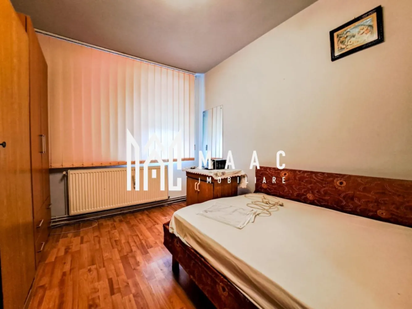 Apartament 2 Camere | Parter | Mihai Viteazu - MAAC Imobiliare vă propune spre închiriere un apartament cu 2 camere, situat la parterul unui imobil bine întreținut, aflat în zona Frații Buzești, o locație liniștită și cu acces rapid către centrul Sibiului. Suprafață utilă: 38 mp Compartimentare: Decomandată Etaj: Parter Compartimentare și dotări: Hol la intrare Bucătărie separată, complet mobilată și utilată (aragaz, frigider, hotă, mobilier generos de depozitare) Dormitor spațios, luminos, cu pat matrimonial, dulap mare și mobilier din lemn Baie complet echipată Beneficii: Centrală termică proprie – confort termic sporit Geamuri termopan – eficiență termică și fonică Se închiriază complet mobilat și utilat, exact ca în poze Zonă liniștită, cu acces rapid la mijloace de transport, magazine, farmacii, școli și alte puncte de interes Preț chirie: 350 € / lună Disponibil imediat Pentru mai multe detalii și programarea unei vizionări, vă rugăm să menționați telefonic ID: CP2765717
