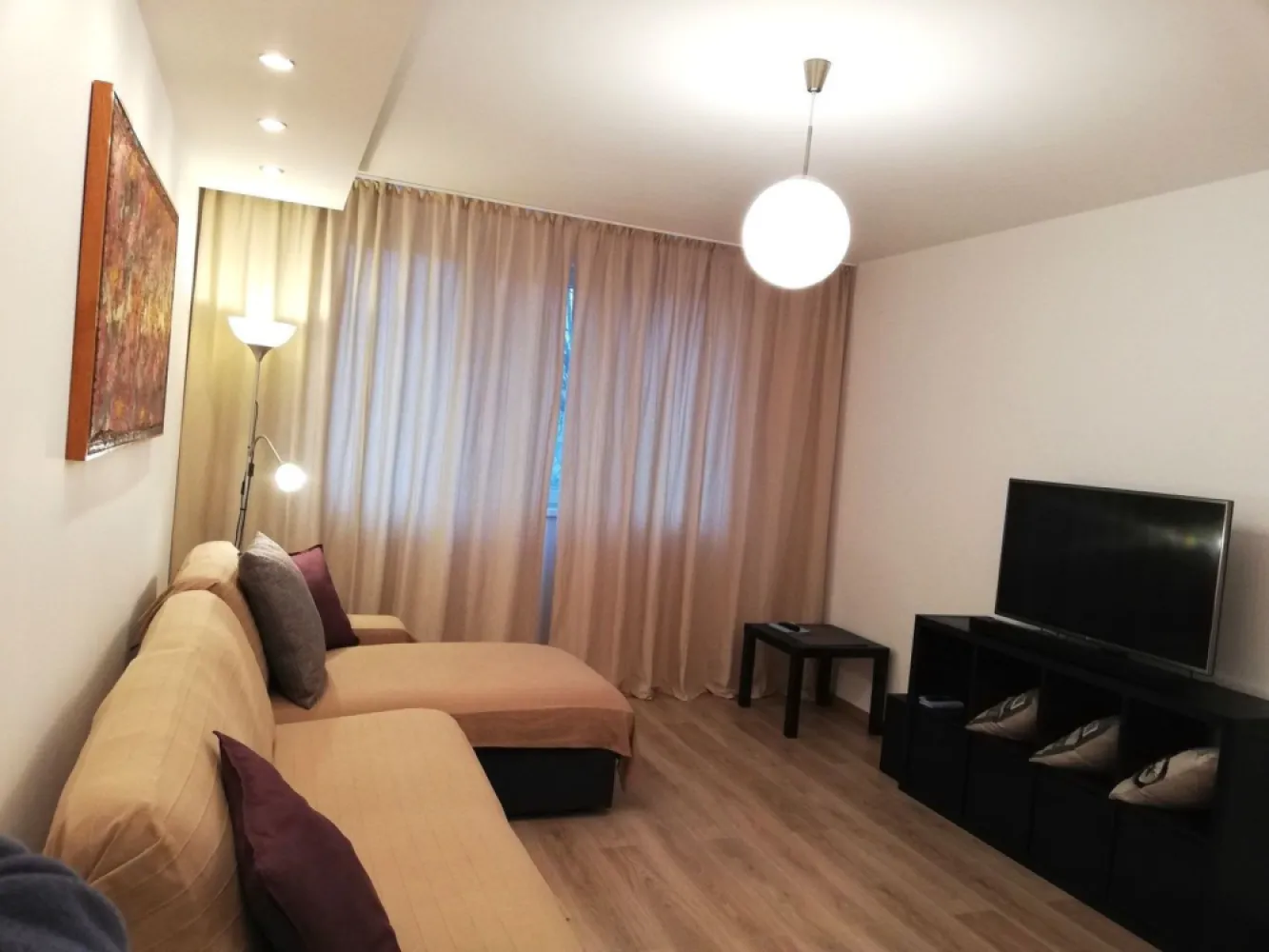 Militari 4 camere dec. Apusului Gorjului Pacii Sector 6 - Proprietar/comision 0%

NU DORESC COLABORARE CU AGENTII IMOBILIARE!!
VA ROG NU INSISTATI.

Apartament 4 camere, 80 mp, et 3 din 4, decomandat, 
2 apartamente pe etaj, 
10 apartamente pe scara, vederea este mixta, izolat termic (clasa energetica A), liniste, intretinere foarte mica.

Mobilat, echipat si amenajat de curand cu materiale premium, totul este nou.
Blocul se afla situat pe str. Apusului (complex comercial Apusului)
Se accepta doar plata cash.
Pentru mai multe detalii sunati la nr. telefon: 07******84

Nu doresc colaborare cu agentii imobiliare.