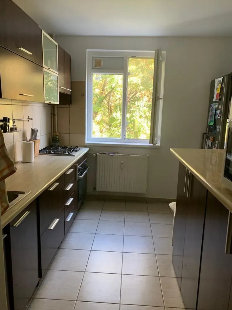 Vând apartament 4 camere - Direct proprietar, vând apartament 4 camere, mobilat partial, zona Spitalul Marie Currie, situat intr-o zona foarte buna si linistita, decomandat, etaj 3 din 4, suprafața 82 mp. Vedere pe fata si pe spate, zona verde, fara zgomot, balcon inchis, gresie, faianta, termopan, usa metalica. Bloc reabilitat in 2023, izolat si pe interior. Instalatie electrica refacuta integral pe toata suprafata apartamentului.

 Apartamentul beneficiaza de un sistem de ventilatie cu recuperare de caldura, cea mai noua, moderna si eficienta solutie pentru economisirea energiei intr-o locuinta, pe langa izolarea ei. Se recupereaza energie atat iarna (caldura) cat si vara (racoare).

Preț 140.000 euro negociabil 
Telefon 07******00