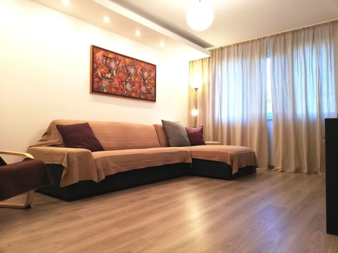 Militari 4 camere dec. Apusului Gorjului Pacii Sector 6 - Proprietar/comision 0%

NU DORESC COLABORARE CU AGENTII IMOBILIARE!!
VA ROG NU INSISTATI.

Apartament 4 camere, 80 mp, et 3 din 4, decomandat, 
2 apartamente pe etaj, 
10 apartamente pe scara, vederea este mixta, izolat termic (clasa energetica A), liniste, intretinere foarte mica.

Mobilat, echipat si amenajat de curand cu materiale premium, totul este nou.
Blocul se afla situat pe str. Apusului (complex comercial Apusului)
Se accepta doar plata cash.
Pentru mai multe detalii sunati la nr. telefon: 07******84

Nu doresc colaborare cu agentii imobiliare.
