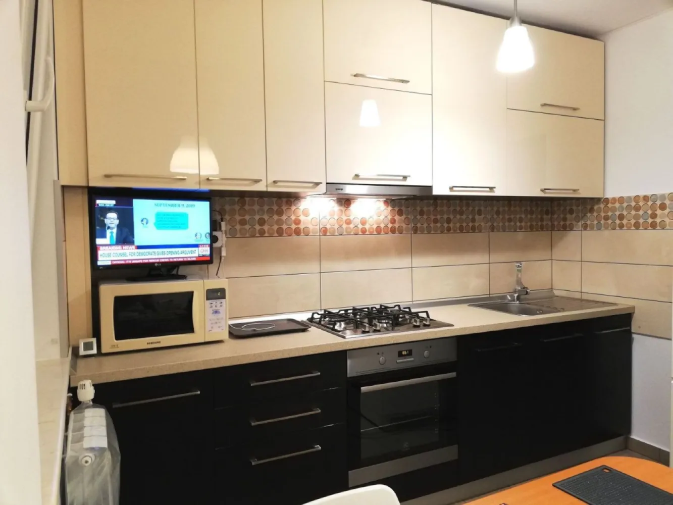 Militari 4 camere dec. Apusului Gorjului Pacii Sector 6 - Proprietar/comision 0%

NU DORESC COLABORARE CU AGENTII IMOBILIARE!!
VA ROG NU INSISTATI.

Apartament 4 camere, 80 mp, et 3 din 4, decomandat, 
2 apartamente pe etaj, 
10 apartamente pe scara, vederea este mixta, izolat termic (clasa energetica A), liniste, intretinere foarte mica.

Mobilat, echipat si amenajat de curand cu materiale premium, totul este nou.
Blocul se afla situat pe str. Apusului (complex comercial Apusului)
Se accepta doar plata cash.
Pentru mai multe detalii sunati la nr. telefon: 07******84

Nu doresc colaborare cu agentii imobiliare.