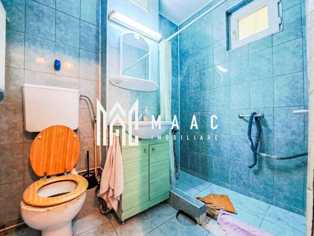 Apartament 2 Camere | Parter | Mihai Viteazu - MAAC Imobiliare vă propune spre închiriere un apartament cu 2 camere, situat la parterul unui imobil bine întreținut, aflat în zona Frații Buzești, o locație liniștită și cu acces rapid către centrul Sibiului. Suprafață utilă: 38 mp Compartimentare: Decomandată Etaj: Parter Compartimentare și dotări: Hol la intrare Bucătărie separată, complet mobilată și utilată (aragaz, frigider, hotă, mobilier generos de depozitare) Dormitor spațios, luminos, cu pat matrimonial, dulap mare și mobilier din lemn Baie complet echipată Beneficii: Centrală termică proprie – confort termic sporit Geamuri termopan – eficiență termică și fonică Se închiriază complet mobilat și utilat, exact ca în poze Zonă liniștită, cu acces rapid la mijloace de transport, magazine, farmacii, școli și alte puncte de interes Preț chirie: 350 € / lună Disponibil imediat Pentru mai multe detalii și programarea unei vizionări, vă rugăm să menționați telefonic ID: CP2765717