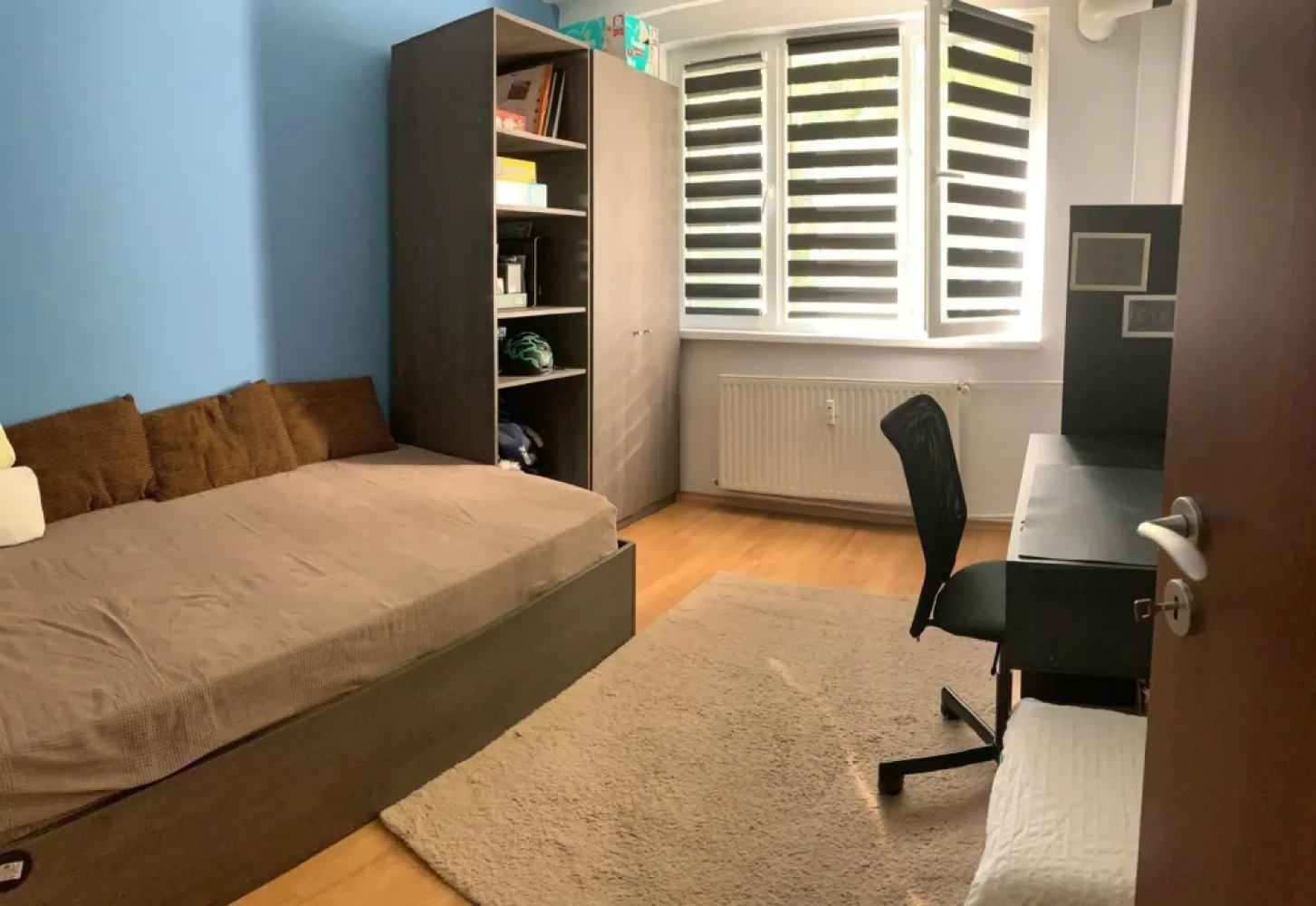 Vând apartament 4 camere - Direct proprietar, vând apartament 4 camere, mobilat partial, zona Spitalul Marie Currie, situat intr-o zona foarte buna si linistita, decomandat, etaj 3 din 4, suprafața 82 mp. Vedere pe fata si pe spate, zona verde, fara zgomot, balcon inchis, gresie, faianta, termopan, usa metalica. Bloc reabilitat in 2023, izolat si pe interior. Instalatie electrica refacuta integral pe toata suprafata apartamentului.

 Apartamentul beneficiaza de un sistem de ventilatie cu recuperare de caldura, cea mai noua, moderna si eficienta solutie pentru economisirea energiei intr-o locuinta, pe langa izolarea ei. Se recupereaza energie atat iarna (caldura) cat si vara (racoare).

Preț 140.000 euro negociabil 
Telefon 07******00