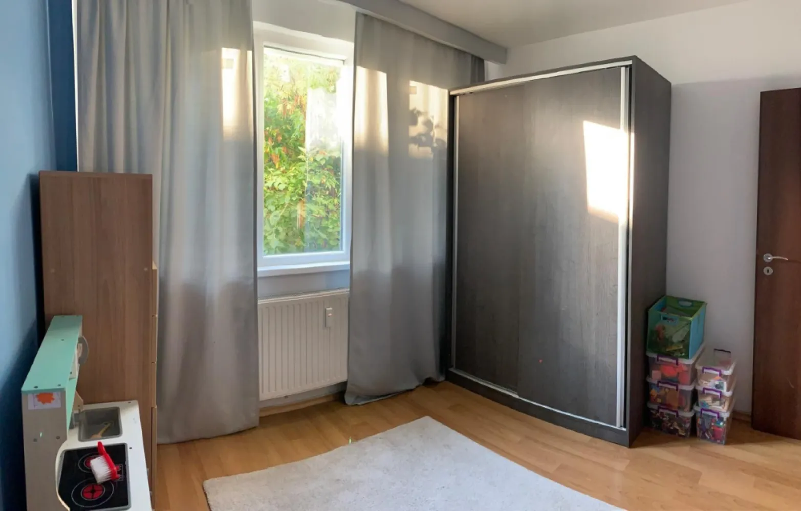 Vând apartament 4 camere - Direct proprietar, vând apartament 4 camere, mobilat partial, zona Spitalul Marie Currie, situat intr-o zona foarte buna si linistita, decomandat, etaj 3 din 4, suprafața 82 mp. Vedere pe fata si pe spate, zona verde, fara zgomot, balcon inchis, gresie, faianta, termopan, usa metalica. Bloc reabilitat in 2023, izolat si pe interior. Instalatie electrica refacuta integral pe toata suprafata apartamentului.

 Apartamentul beneficiaza de un sistem de ventilatie cu recuperare de caldura, cea mai noua, moderna si eficienta solutie pentru economisirea energiei intr-o locuinta, pe langa izolarea ei. Se recupereaza energie atat iarna (caldura) cat si vara (racoare).

Preț 140.000 euro negociabil 
Telefon 07******00