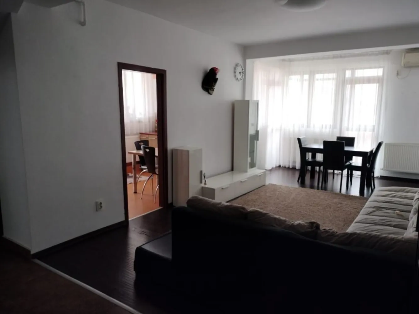 Apartment 4 camere 163 MP penthouse / duplex, - Vă ofer spre vânzare în exclusivitate un apartament TIP DUPLEX compus din 4 camere si dependințe situat în CARTIERUL LATIN de pe Prelungirea Ghencea, oras Bragadiru, jud. Ilfov. Accesul catre si dinspre statia de Metrou RAUL DOAMNEI / C-TIN BRANCUSI sau TRAMVAI 41 este foarte facil, distanta parcurgandu-se in aproximativ 10 minute. Deasemenea, exista linia 122 de autobuz ultima statie fiind la Universitate dar si linia 222 de autobuz ultima statie fiind la Parcul Drumul Taberei.

Blocul a fost construit în anul 2008 pe cadre de beton armat și pereți de compartimentare din cărămidă, are un regim de inălțime S+P+6E+M, suprafata totala de 163 mp, lift cu acces de la subsol, tomberoanele de gunoi sunt situate în exteriorul blocului, are cate o baie pe fiecare nivel.

Apartamentul este de tip DUPLEX dispus pe 2 niveluri, respectiv:
- Etajul 6: 1 Living, 1 Bucatarie, 1 Baie, 1 Vestibul 1 terasa acoperita și un balcon închis.
- Mansarda: 3 Camera, 1 Baie, Dressing, 1 Hol, 1 Balcon

Ac în toate dormitoarele și living.
Terasa este acoperita.

Apartamentul se vinde mobilat și utilat (inclusiv centrala proprie NOUA) conform fotografiilor atasate.

Nu se percepe comision!
Pentru mai multe detalii mă puteți contacta telefonic 07******58