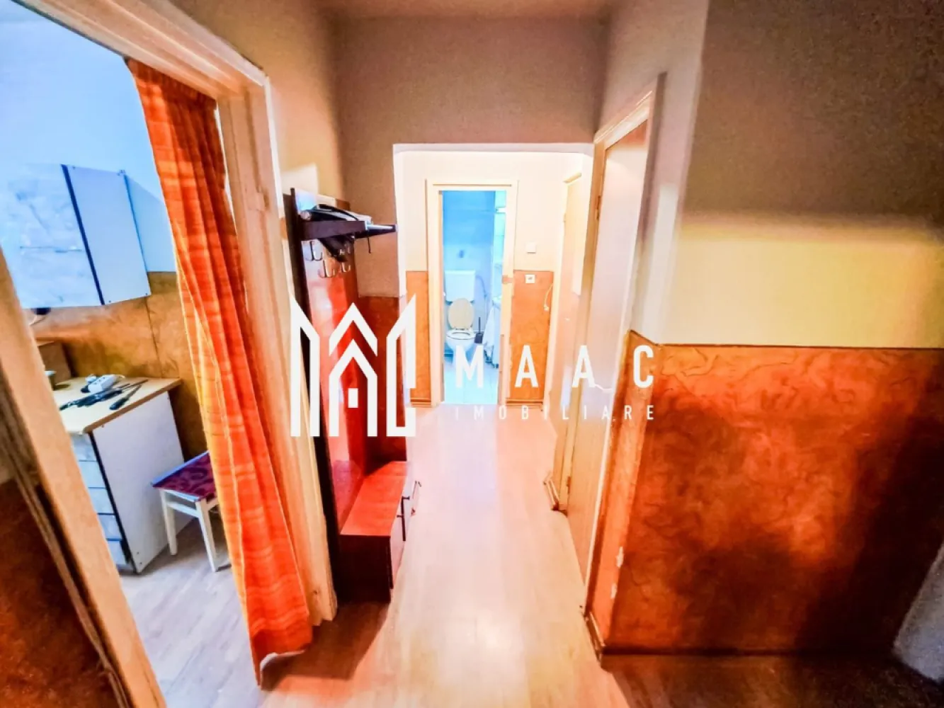 Apartament 2 Camere | Parter | Mihai Viteazu - MAAC Imobiliare vă propune spre închiriere un apartament cu 2 camere, situat la parterul unui imobil bine întreținut, aflat în zona Frații Buzești, o locație liniștită și cu acces rapid către centrul Sibiului. Suprafață utilă: 38 mp Compartimentare: Decomandată Etaj: Parter Compartimentare și dotări: Hol la intrare Bucătărie separată, complet mobilată și utilată (aragaz, frigider, hotă, mobilier generos de depozitare) Dormitor spațios, luminos, cu pat matrimonial, dulap mare și mobilier din lemn Baie complet echipată Beneficii: Centrală termică proprie – confort termic sporit Geamuri termopan – eficiență termică și fonică Se închiriază complet mobilat și utilat, exact ca în poze Zonă liniștită, cu acces rapid la mijloace de transport, magazine, farmacii, școli și alte puncte de interes Preț chirie: 350 € / lună Disponibil imediat Pentru mai multe detalii și programarea unei vizionări, vă rugăm să menționați telefonic ID: CP2765717