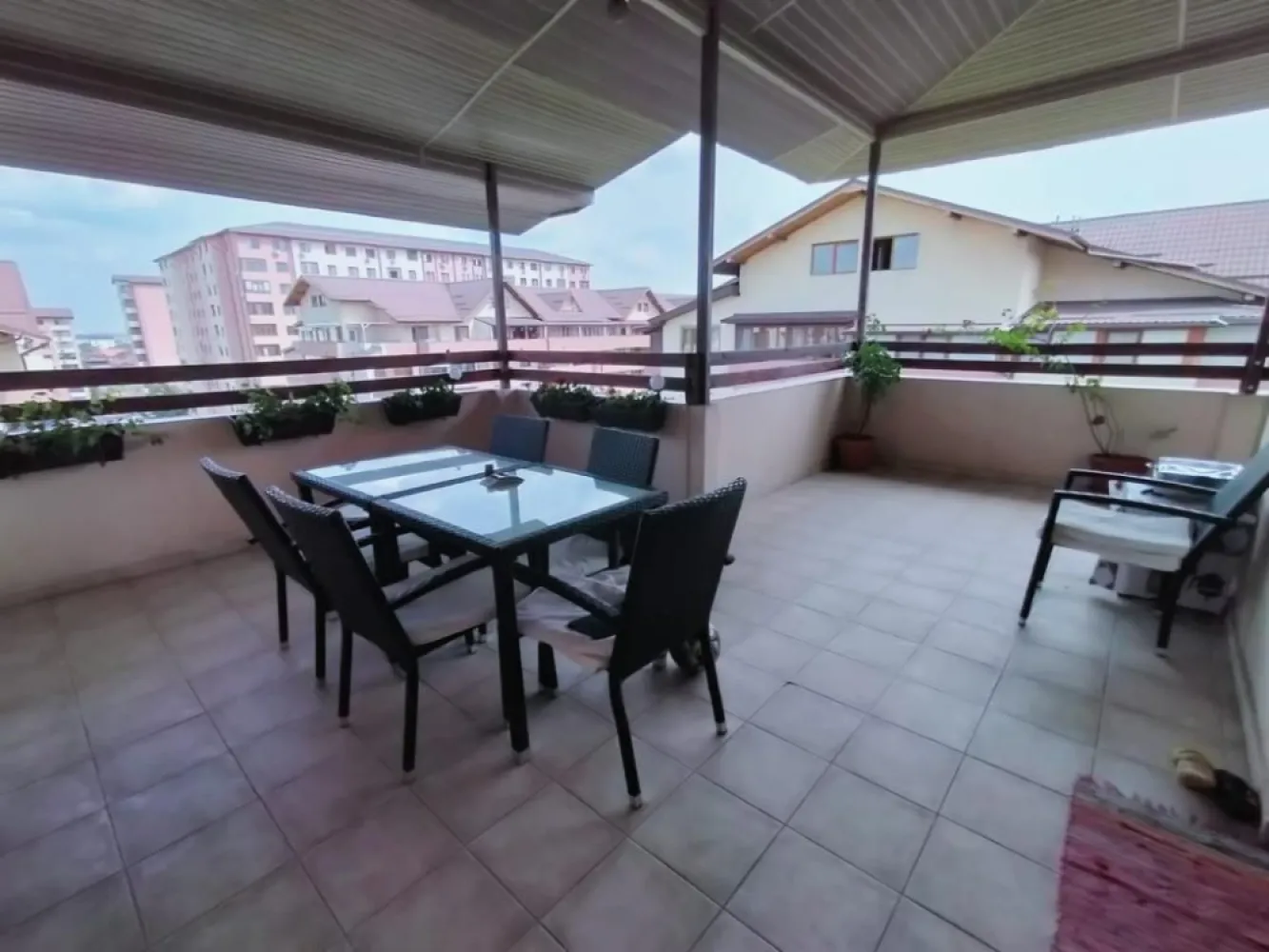 Apartment 4 camere 163 MP penthouse / duplex, - Vă ofer spre vânzare în exclusivitate un apartament TIP DUPLEX compus din 4 camere si dependințe situat în CARTIERUL LATIN de pe Prelungirea Ghencea, oras Bragadiru, jud. Ilfov. Accesul catre si dinspre statia de Metrou RAUL DOAMNEI / C-TIN BRANCUSI sau TRAMVAI 41 este foarte facil, distanta parcurgandu-se in aproximativ 10 minute. Deasemenea, exista linia 122 de autobuz ultima statie fiind la Universitate dar si linia 222 de autobuz ultima statie fiind la Parcul Drumul Taberei.

Blocul a fost construit în anul 2008 pe cadre de beton armat și pereți de compartimentare din cărămidă, are un regim de inălțime S+P+6E+M, suprafata totala de 163 mp, lift cu acces de la subsol, tomberoanele de gunoi sunt situate în exteriorul blocului, are cate o baie pe fiecare nivel.

Apartamentul este de tip DUPLEX dispus pe 2 niveluri, respectiv:
- Etajul 6: 1 Living, 1 Bucatarie, 1 Baie, 1 Vestibul 1 terasa acoperita și un balcon închis.
- Mansarda: 3 Camera, 1 Baie, Dressing, 1 Hol, 1 Balcon

Ac în toate dormitoarele și living.
Terasa este acoperita.

Apartamentul se vinde mobilat și utilat (inclusiv centrala proprie NOUA) conform fotografiilor atasate.

Nu se percepe comision!
Pentru mai multe detalii mă puteți contacta telefonic 07******58