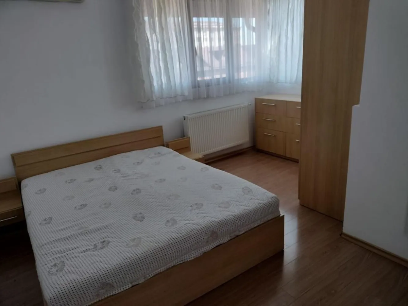 Apartment 4 camere 163 MP penthouse / duplex, - Vă ofer spre vânzare în exclusivitate un apartament TIP DUPLEX compus din 4 camere si dependințe situat în CARTIERUL LATIN de pe Prelungirea Ghencea, oras Bragadiru, jud. Ilfov. Accesul catre si dinspre statia de Metrou RAUL DOAMNEI / C-TIN BRANCUSI sau TRAMVAI 41 este foarte facil, distanta parcurgandu-se in aproximativ 10 minute. Deasemenea, exista linia 122 de autobuz ultima statie fiind la Universitate dar si linia 222 de autobuz ultima statie fiind la Parcul Drumul Taberei.

Blocul a fost construit în anul 2008 pe cadre de beton armat și pereți de compartimentare din cărămidă, are un regim de inălțime S+P+6E+M, suprafata totala de 163 mp, lift cu acces de la subsol, tomberoanele de gunoi sunt situate în exteriorul blocului, are cate o baie pe fiecare nivel.

Apartamentul este de tip DUPLEX dispus pe 2 niveluri, respectiv:
- Etajul 6: 1 Living, 1 Bucatarie, 1 Baie, 1 Vestibul 1 terasa acoperita și un balcon închis.
- Mansarda: 3 Camera, 1 Baie, Dressing, 1 Hol, 1 Balcon

Ac în toate dormitoarele și living.
Terasa este acoperita.

Apartamentul se vinde mobilat și utilat (inclusiv centrala proprie NOUA) conform fotografiilor atasate.

Nu se percepe comision!
Pentru mai multe detalii mă puteți contacta telefonic 07******58