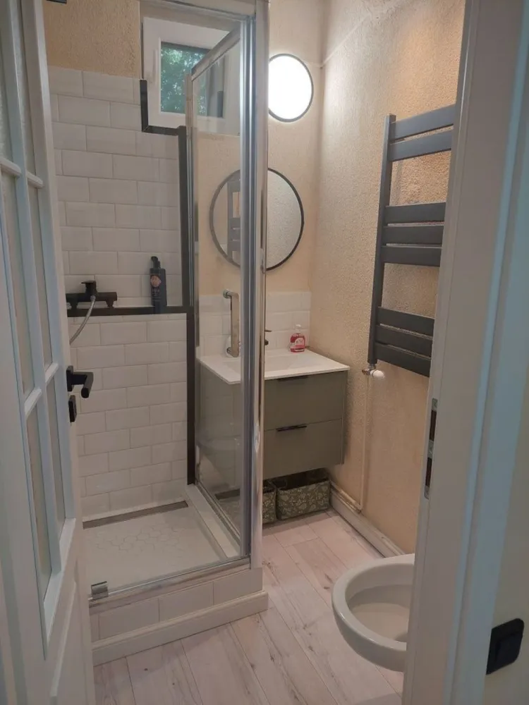 Apartament de vanzare 4 camere, colț Apusului - Apartament de vanzare, colț strada Apusului, sector 6, Bucuresti. 4 camere-2 bai-bucatarie (recent renovat) foarte luminos, centrala proprie, loc de parcare. Bloc anvelopat. Persoana fizica, nu agentie.