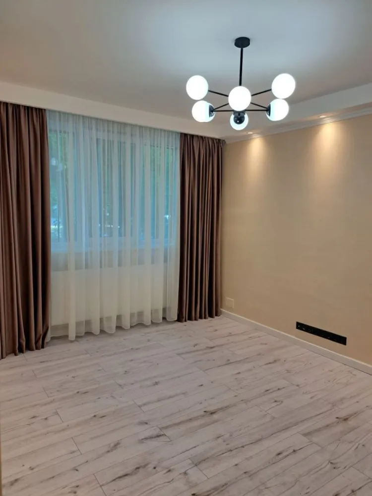 Apartament de vanzare 4 camere, colț Apusului - Apartament de vanzare, colț strada Apusului, sector 6, Bucuresti. 4 camere-2 bai-bucatarie (recent renovat) foarte luminos, centrala proprie, loc de parcare. Bloc anvelopat. Persoana fizica, nu agentie.