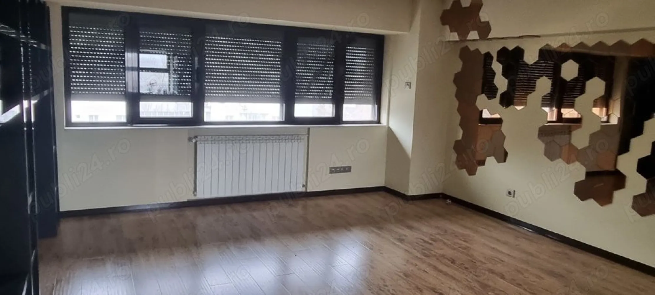 De vanzare ap cu 4 camere la Piața Victoriei, București - Se vinde prin licitație publică ap cu 4 camere , 2 băi, et. 4 7, bloc din 1989 situat in București, Piața Victoriei.
Nu necesită îmbunatatiri!
Prețul este de 266.000 euro +TVA, pret fix.