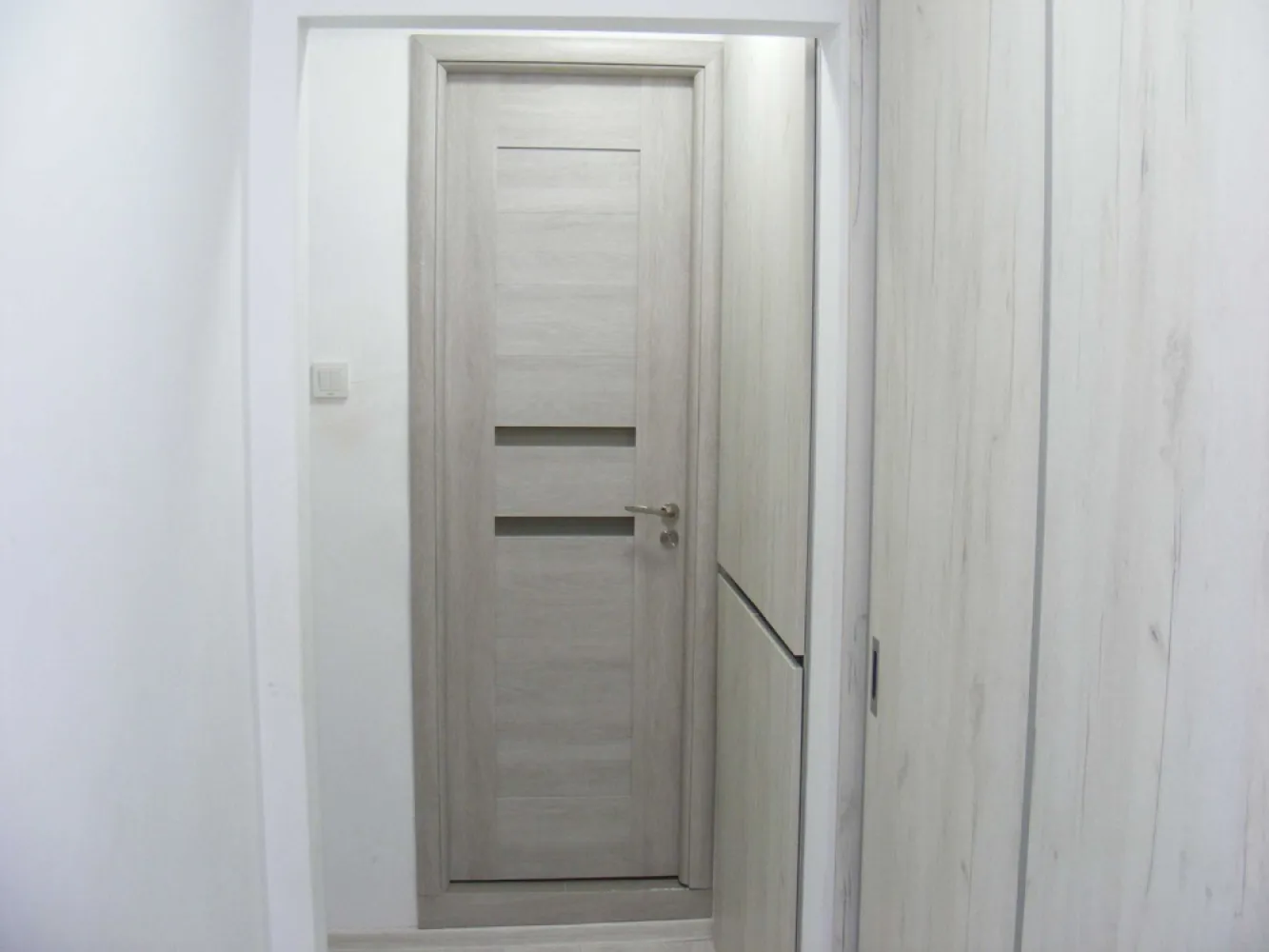 Apartament 4 camere,strada Almasu mic - Apartament 4 camere decomandat cu 2 bai si geam la una dintre ele.
Etajul 1 din 4. 
Renovat in 2020
Loc de parcare
Vedere bilaterala 
Un singur balcon
Se vinde mobilat daca se doreste sau gol
Colaborez cu agentii imobiliare dar fara sa fiu comisionat