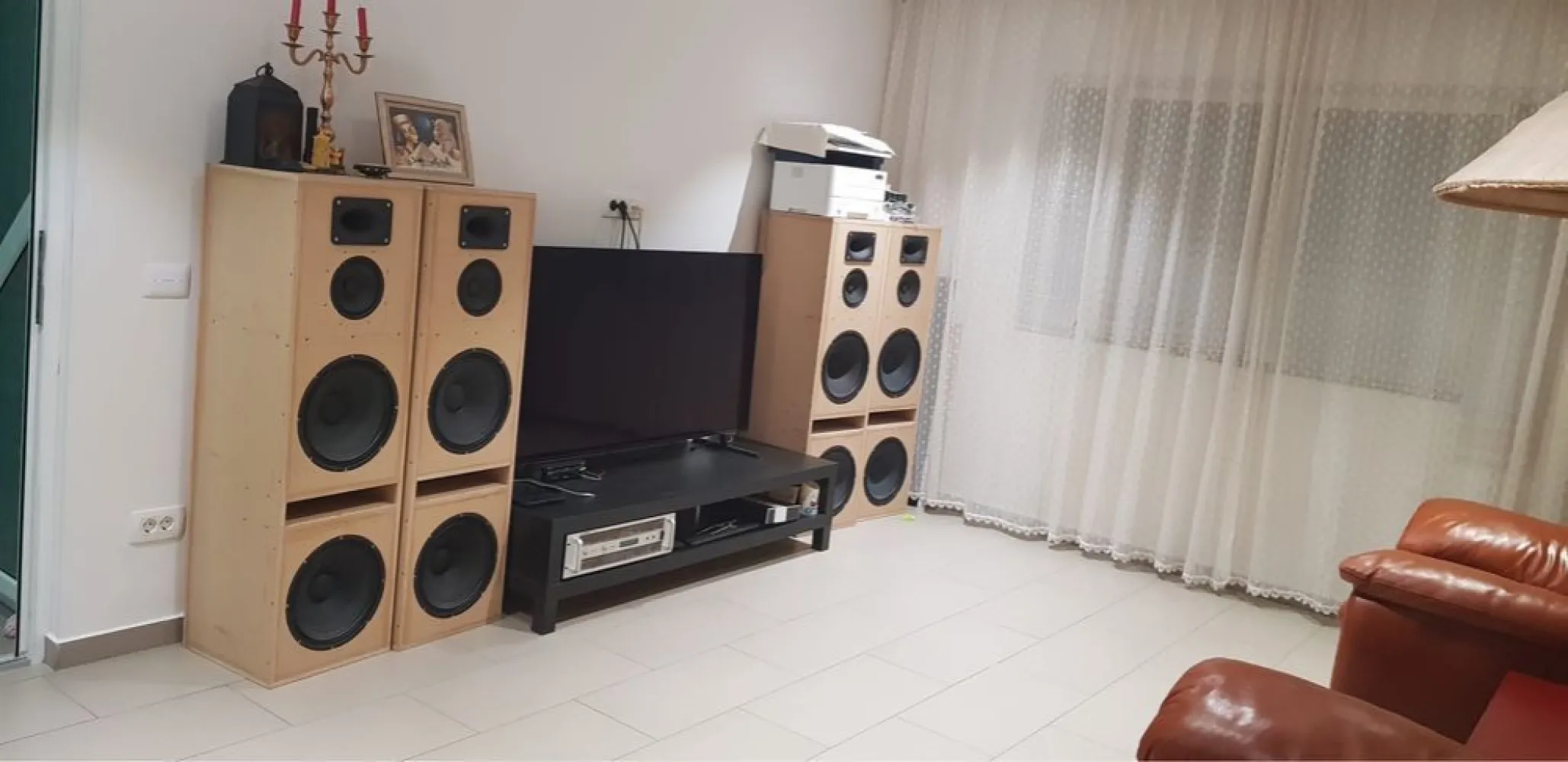 Apartament 4 camere Huedin - De vânzare un apartament de 4 camere situat la parterul unui bloc de 4 etaje pe strada Huedin sector 4.blocul este construit după 1979. Apartamentul este proaspăt renovat,atât instalația sanitară cat și electrică,încălzirea se face prin pardoseala cu o centrală proprie Vaillant de 24 kw,aer condiționat Fujitsu de 24000 BTU.Din balcon este acces în grădină blocului,și sub balcon este prevăzut și un beci.