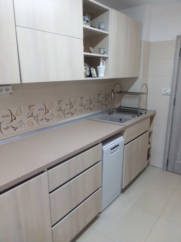 Apartament 4 camere,strada Almasu mic - Apartament 4 camere decomandat cu 2 bai si geam la una dintre ele.
Etajul 1 din 4. 
Renovat in 2020
Loc de parcare
Vedere bilaterala 
Un singur balcon
Se vinde mobilat daca se doreste sau gol
Colaborez cu agentii imobiliare dar fara sa fiu comisionat