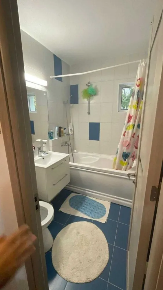 Apartament 4 camere,strada Almasu mic - Apartament 4 camere decomandat cu 2 bai si geam la una dintre ele.
Etajul 1 din 4. 
Renovat in 2020
Loc de parcare
Vedere bilaterala 
Un singur balcon
Se vinde mobilat daca se doreste sau gol
Colaborez cu agentii imobiliare dar fara sa fiu comisionat
