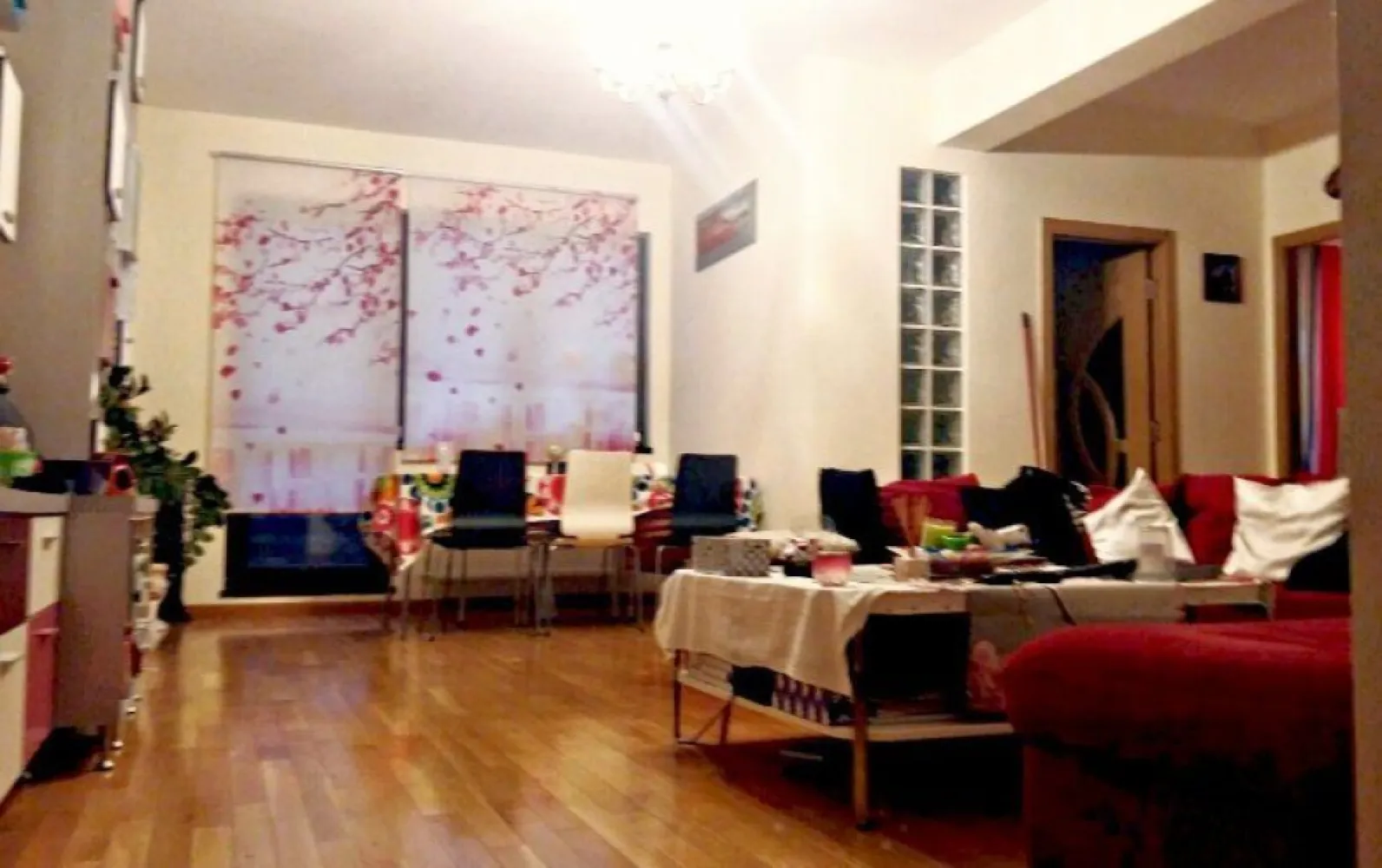 Apartament 4 camere - 3 dormitoare in Zona Urbana Bucurestii Noi - DIRECT PROPRIETAR: Sector 1 â€“ Zona Urbana Bucurestii Noi - cartier Costeasca - proximitate Pod Constanta * 4 camere * 3 dormitoare (27 / 15 / 13.35 mp) * living cu loc de luat masa (40.45 mp) * 3 bai (2 en-suite cu dus/ una cu cada) * 3 balcoane (unul inchis) * bucatarie inchisa * usa metalica dubla deschidere * multiple spatii depozitare (inclusiv dressing 6.4mp la dormitorul matrimonial) * suprafata utila totala 140 mp (127.4 mp fara balcoane)* inaltime utila 273 cm * acces boxa 9 mp * parcare libera in curte si stradal * et. 2 * lift * imobil 2011 * monitorizare video * acces video-interfon * izolatie eficienta (istoric facturi utilitati disponibil la cerere) * 3 aparate AC performante * 2 centrale termice gaz * 2 apometre * parchet lemn masiv * tamplarie termopan * fibra optica * luminos * calduros * orientare SV & NV * strada larga, linistita, retrasa de la bulevard * vedere neobstructionata catre strada si catre curte * zona civilizata * toate facilitatile necesare (scoli, gradinite, licee, parc, piete agro-alimentare, supermarket-uri&hypermarket-uri&mall-uri, brutarii, cofetarii, magazine non-stop, atelier croitorie, farmacii, clinici medicale, gym&spa, saloane frumusete, banci, notariate, Sectia 5 politie, cladiri birouri, Taxe locale Sector 1, ANAF Sector 1, statii ITP, benzinarii si statii incarcare electrica auto etc.) la distante intre 2' si 15' de mers pe jos * statie M4 la ~700m * statie tramvai ~100m * Piata Victoriei la ~5.5 km (~20' cu masina in conditii de trafic obisnuit, indiferent de ruta aleasa: prin Bdul Mihalache / Calea Grivitei / Pajura&Poligrafiei) * Baneasa Shopping City la ~15' cu masina *Aeroport Internaitonal Otopeni la ~25' cu masina.

Pretabil pentru familii cu 2+ copii / trei generatii / cei care lucreaza de acasa.

275.000 EUR (sub 2.000 EUR/mp)- valabil la tranzactionare directa (fara agentie) * include bucataria &, dressing-urile mobilate&utilate * TVA zero * comision zero * alte variante predare posibile: complet nemobilat&neutilat / mobilat&utilat partial, cu ajustare de pret negociabila. Finantabil cu credit bancar.

Detalii & foto suplimentare la (whatsapp).