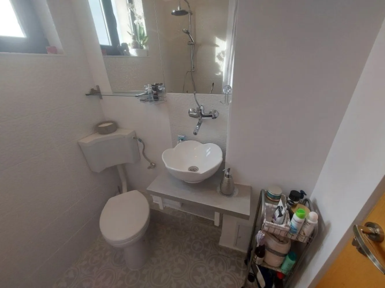Apartament 4 camere - 3 dormitoare in Zona Urbana Bucurestii Noi - DIRECT PROPRIETAR: Sector 1 â€“ Zona Urbana Bucurestii Noi - cartier Costeasca - proximitate Pod Constanta * 4 camere * 3 dormitoare (27 / 15 / 13.35 mp) * living cu loc de luat masa (40.45 mp) * 3 bai (2 en-suite cu dus/ una cu cada) * 3 balcoane (unul inchis) * bucatarie inchisa * usa metalica dubla deschidere * multiple spatii depozitare (inclusiv dressing 6.4mp la dormitorul matrimonial) * suprafata utila totala 140 mp (127.4 mp fara balcoane)* inaltime utila 273 cm * acces boxa 9 mp * parcare libera in curte si stradal * et. 2 * lift * imobil 2011 * monitorizare video * acces video-interfon * izolatie eficienta (istoric facturi utilitati disponibil la cerere) * 3 aparate AC performante * 2 centrale termice gaz * 2 apometre * parchet lemn masiv * tamplarie termopan * fibra optica * luminos * calduros * orientare SV & NV * strada larga, linistita, retrasa de la bulevard * vedere neobstructionata catre strada si catre curte * zona civilizata * toate facilitatile necesare (scoli, gradinite, licee, parc, piete agro-alimentare, supermarket-uri&hypermarket-uri&mall-uri, brutarii, cofetarii, magazine non-stop, atelier croitorie, farmacii, clinici medicale, gym&spa, saloane frumusete, banci, notariate, Sectia 5 politie, cladiri birouri, Taxe locale Sector 1, ANAF Sector 1, statii ITP, benzinarii si statii incarcare electrica auto etc.) la distante intre 2' si 15' de mers pe jos * statie M4 la ~700m * statie tramvai ~100m * Piata Victoriei la ~5.5 km (~20' cu masina in conditii de trafic obisnuit, indiferent de ruta aleasa: prin Bdul Mihalache / Calea Grivitei / Pajura&Poligrafiei) * Baneasa Shopping City la ~15' cu masina *Aeroport Internaitonal Otopeni la ~25' cu masina.

Pretabil pentru familii cu 2+ copii / trei generatii / cei care lucreaza de acasa.

275.000 EUR (sub 2.000 EUR/mp)- valabil la tranzactionare directa (fara agentie) * include bucataria &, dressing-urile mobilate&utilate * TVA zero * comision zero * alte variante predare posibile: complet nemobilat&neutilat / mobilat&utilat partial, cu ajustare de pret negociabila. Finantabil cu credit bancar.

Detalii & foto suplimentare la (whatsapp).