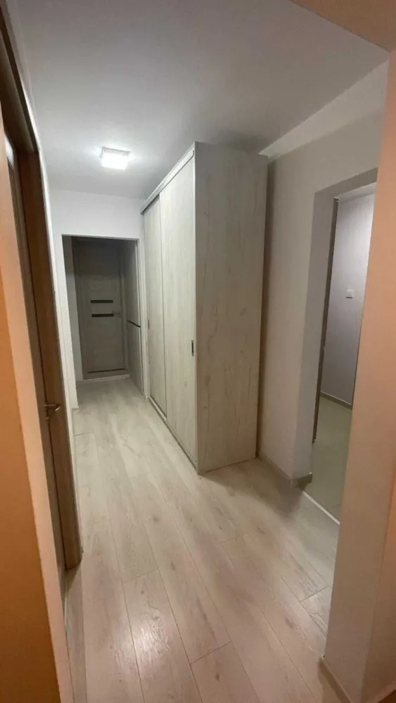 Apartament 4 camere,strada Almasu mic - Apartament 4 camere decomandat cu 2 bai si geam la una dintre ele.
Etajul 1 din 4. 
Renovat in 2020
Loc de parcare
Vedere bilaterala 
Un singur balcon
Se vinde mobilat daca se doreste sau gol
Colaborez cu agentii imobiliare dar fara sa fiu comisionat
