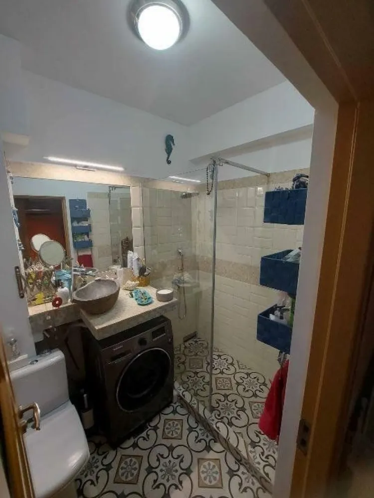 Apartament 4 camere - 3 dormitoare in Zona Urbana Bucurestii Noi - DIRECT PROPRIETAR: Sector 1 â€“ Zona Urbana Bucurestii Noi - cartier Costeasca - proximitate Pod Constanta * 4 camere * 3 dormitoare (27 / 15 / 13.35 mp) * living cu loc de luat masa (40.45 mp) * 3 bai (2 en-suite cu dus/ una cu cada) * 3 balcoane (unul inchis) * bucatarie inchisa * usa metalica dubla deschidere * multiple spatii depozitare (inclusiv dressing 6.4mp la dormitorul matrimonial) * suprafata utila totala 140 mp (127.4 mp fara balcoane)* inaltime utila 273 cm * acces boxa 9 mp * parcare libera in curte si stradal * et. 2 * lift * imobil 2011 * monitorizare video * acces video-interfon * izolatie eficienta (istoric facturi utilitati disponibil la cerere) * 3 aparate AC performante * 2 centrale termice gaz * 2 apometre * parchet lemn masiv * tamplarie termopan * fibra optica * luminos * calduros * orientare SV & NV * strada larga, linistita, retrasa de la bulevard * vedere neobstructionata catre strada si catre curte * zona civilizata * toate facilitatile necesare (scoli, gradinite, licee, parc, piete agro-alimentare, supermarket-uri&hypermarket-uri&mall-uri, brutarii, cofetarii, magazine non-stop, atelier croitorie, farmacii, clinici medicale, gym&spa, saloane frumusete, banci, notariate, Sectia 5 politie, cladiri birouri, Taxe locale Sector 1, ANAF Sector 1, statii ITP, benzinarii si statii incarcare electrica auto etc.) la distante intre 2' si 15' de mers pe jos * statie M4 la ~700m * statie tramvai ~100m * Piata Victoriei la ~5.5 km (~20' cu masina in conditii de trafic obisnuit, indiferent de ruta aleasa: prin Bdul Mihalache / Calea Grivitei / Pajura&Poligrafiei) * Baneasa Shopping City la ~15' cu masina *Aeroport Internaitonal Otopeni la ~25' cu masina.

Pretabil pentru familii cu 2+ copii / trei generatii / cei care lucreaza de acasa.

275.000 EUR (sub 2.000 EUR/mp)- valabil la tranzactionare directa (fara agentie) * include bucataria &, dressing-urile mobilate&utilate * TVA zero * comision zero * alte variante predare posibile: complet nemobilat&neutilat / mobilat&utilat partial, cu ajustare de pret negociabila. Finantabil cu credit bancar.

Detalii & foto suplimentare la (whatsapp).