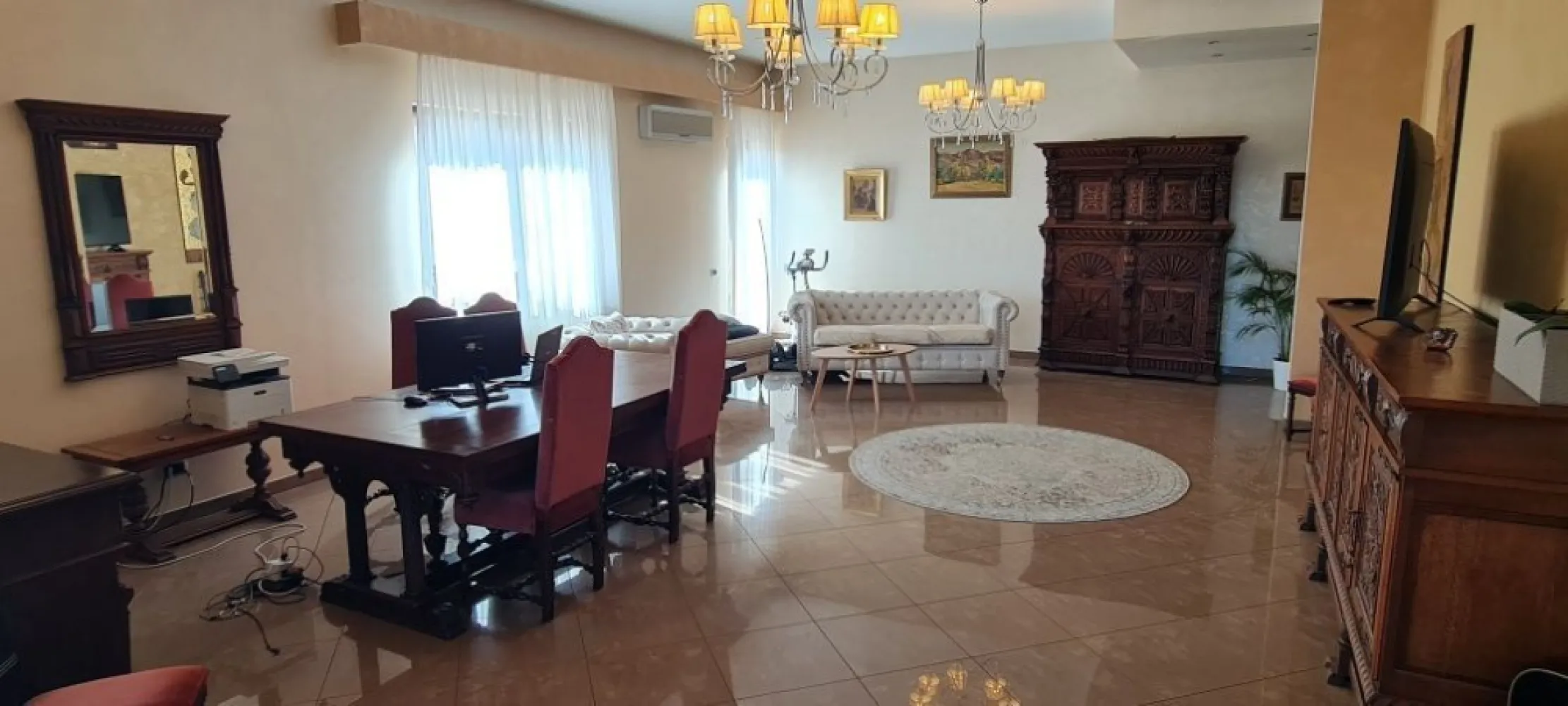 Apartament spectaculos penthouse Dr. Taberei - Apartament 420 mp, cu 3 dormitoare mari ensuite (cu baie si terasa proprie), living imens, bucatarie openspace, terase mari, uscatorie, 2 locuri de parcare in garaj subteran si boxa proprie, total 4 bai. 200 mp util, 200 mp terase, 20 mp boxă.
Proprietar. NU doresc colaborare cu agentii, nu deranjati inutil!
Eliberabil imediat. Bloc super-curat, comunitate armonioasa. Magazine, scoli, transport in imediata apropiere.
Mobilat integral.
Video la cerere.